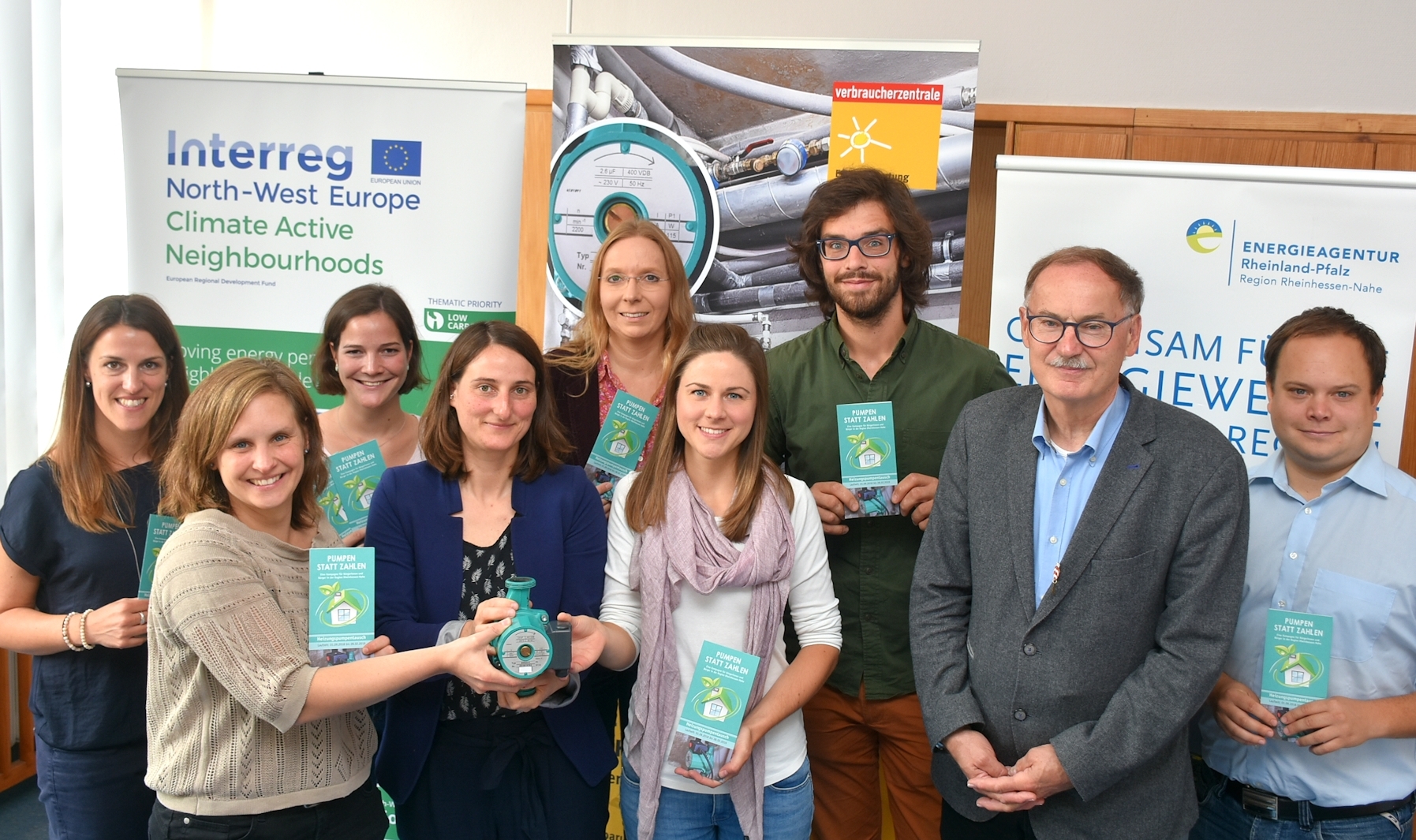 Klimaschutzmanager und -managerinnen der Region sowie Hans-Joachim Kosubek, Bürgermeister der Stadt Worms, bei der heutigen Vorstellung der Aktion in Worms.