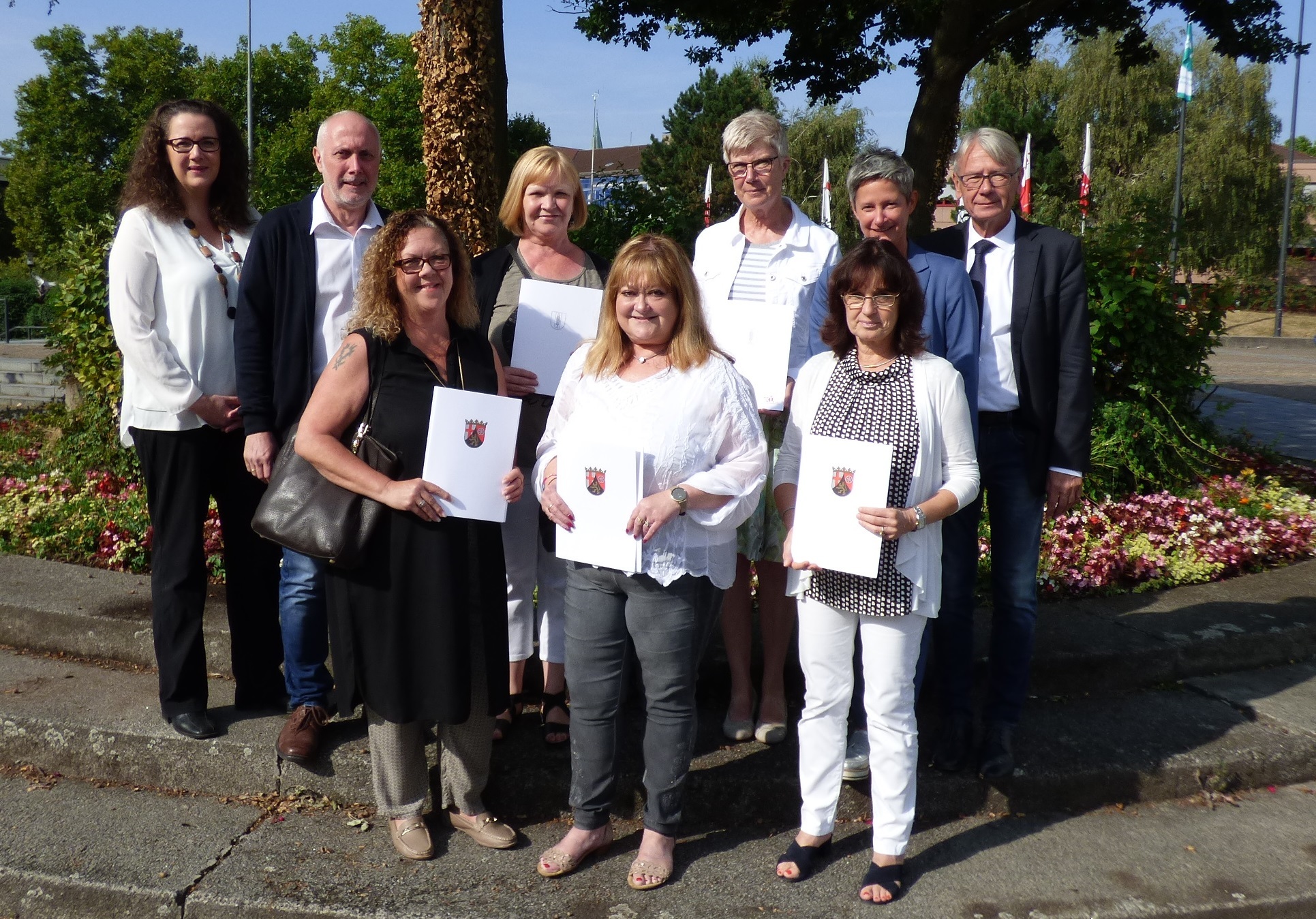 OB Klaus Weichel (rechts) mit fünf der Jubilarinnen. Links Nicole Gilcher und Peter Schmitt vom Personalrat, 2.v.r. die Leiterin des Referats Personal, Beate Kimmel. FOTO: PS
