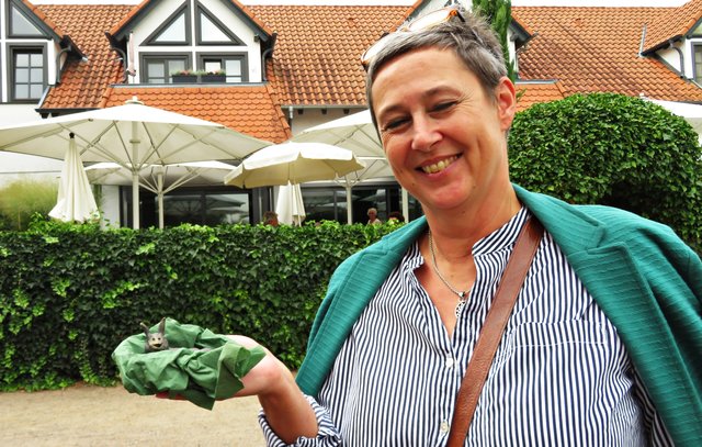 Frau Ackermann-Schneider mit ihrem Geschenk | Foto: Brigitte Melder