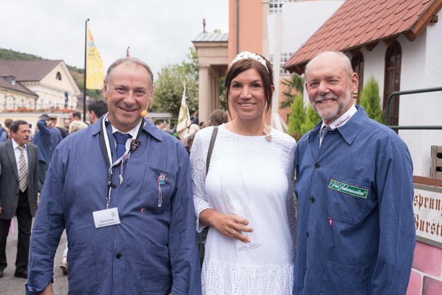 Helmut Darting, neuer Wurstmarktwinzermeister, sein Vorgänger Kurt Freund und die Bad Dürkheimer Weinprinzessin Julia III.  (Julia Auermann-Gass). | Foto: Anne Sahler