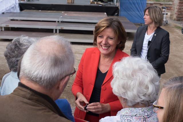 Freute sich, wieder auf dem Wurstmarkt und in Bad Dürkheim zu sein: Die  rheinland-pfälzische Ministerpräsidentin Malu Dreyer (SPD) begrüßt Zuschauer vor dem traditionellen Eröffnungsspiel am Gradierbau.  | Foto: Anne Sahler