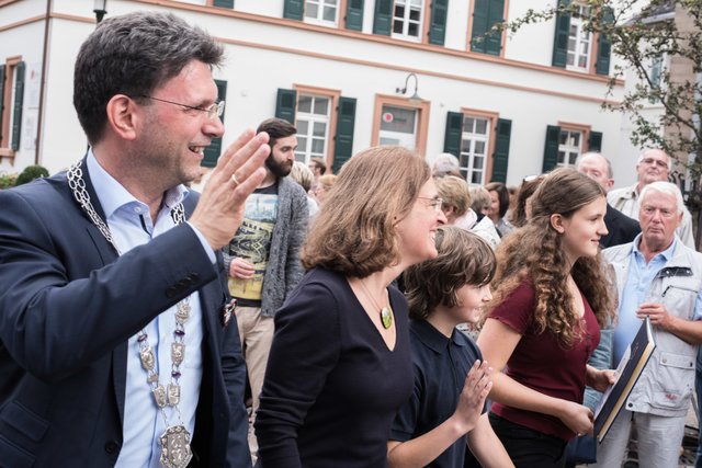 Vorfreude: Der Bad Dürkheimer Bürgermeister Christoph Glogger samt Familie auf dem Weg zum Wurstmarktplatz.  | Foto: Anne Sahler
