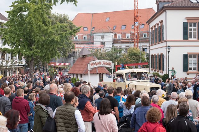 Die Michaeliskapelle wird mit dem traditionellen Festumzug zum Wurstmarktplatz gebracht.  | Foto: Anne Sahler