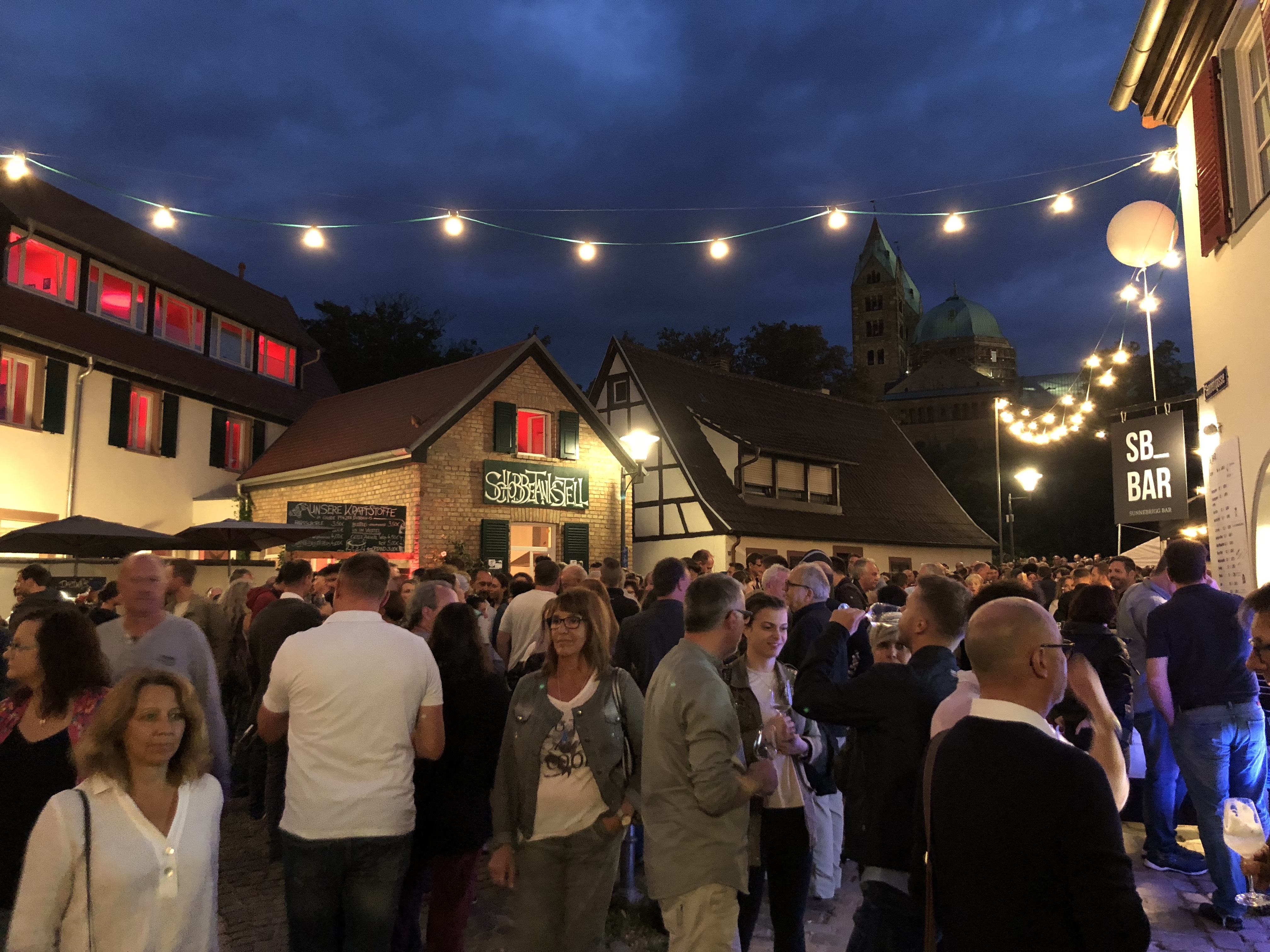 Im Verlauf des Samstagabends kam es im Bereich der Altstadt und auf dem Domplatz vereinzelt zu körperlichen Auseinandersetzungen zwischen mehreren alkoholisierten Personen.