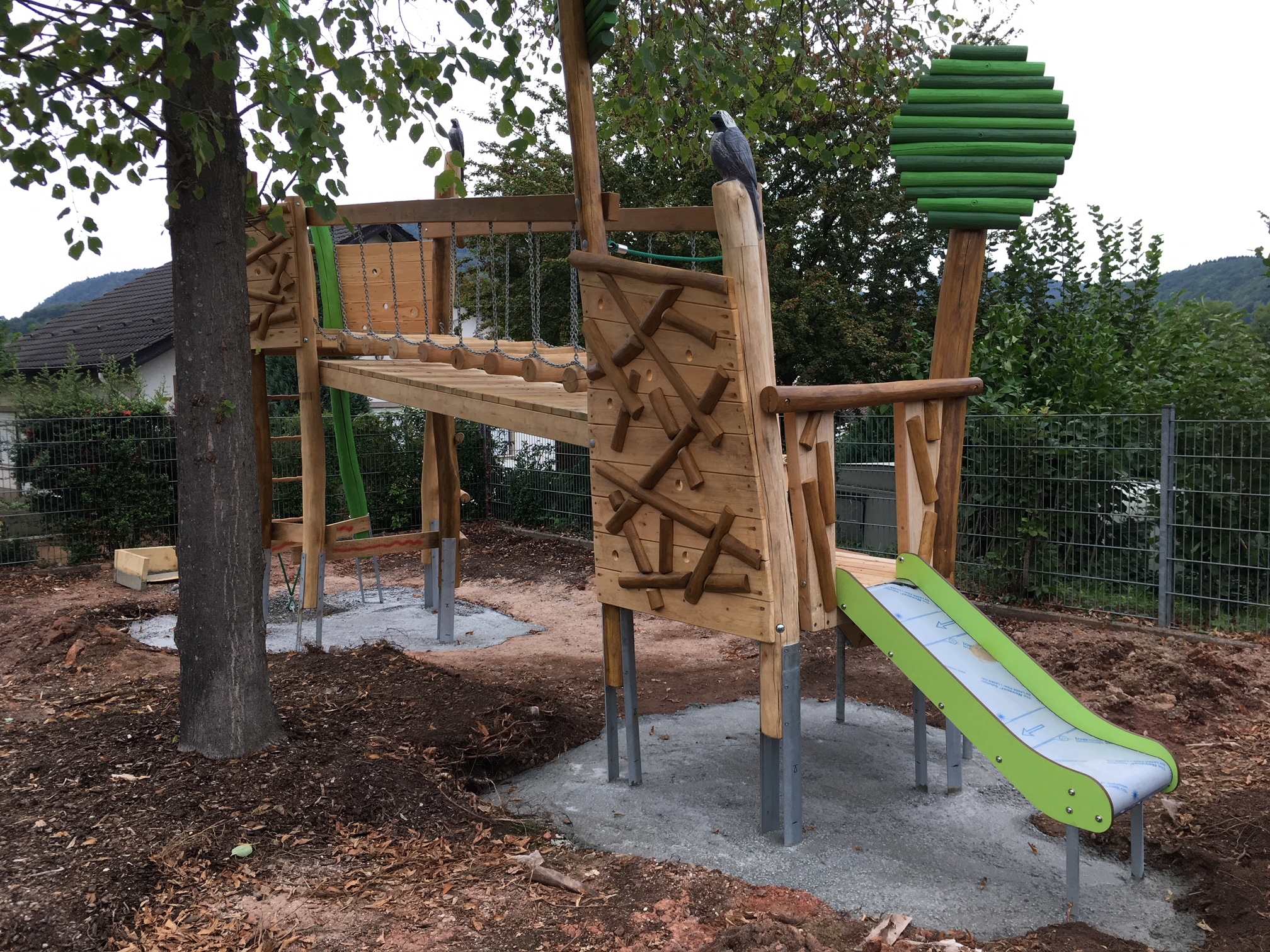 Der neue „Spielturm Bachstelzennest“.