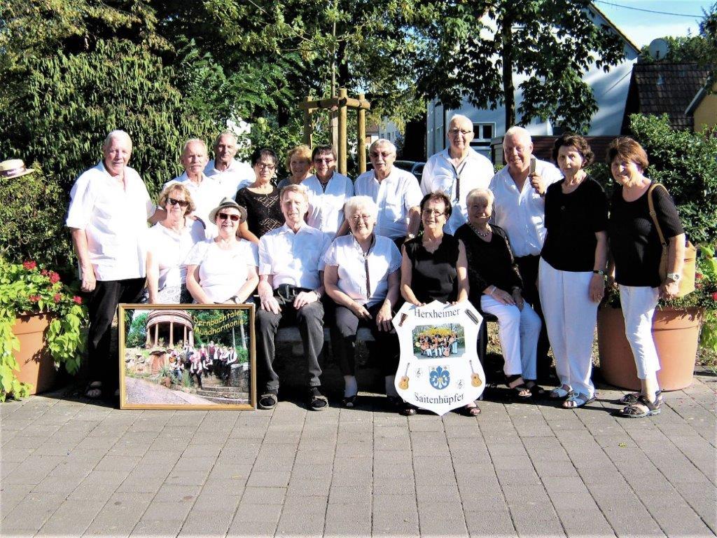 Mundharmonikas und Gitarren erklingen in der Markwardanlage. Foto: PS