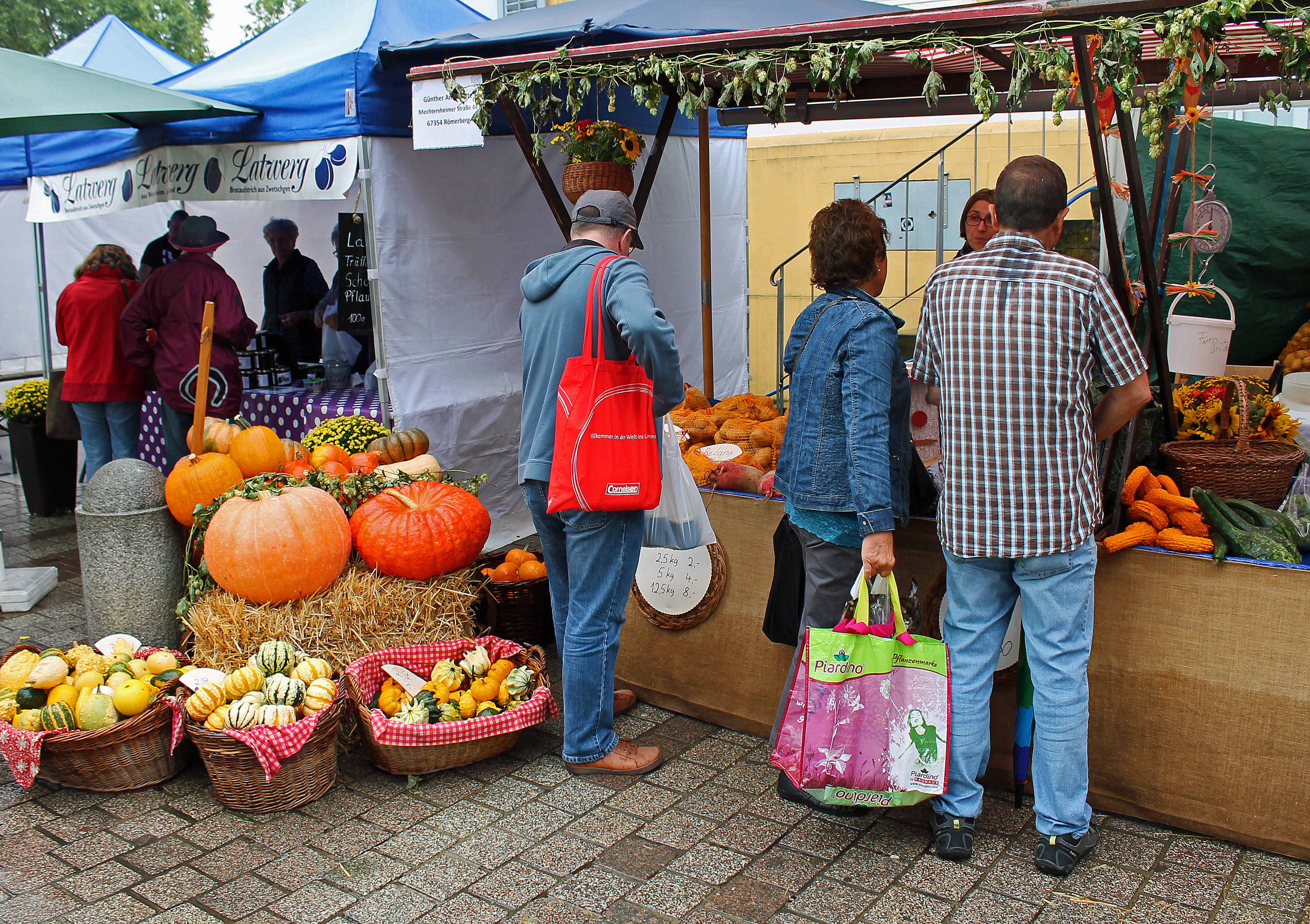 Rund 90 Anbieter aus der Region Vorder- und Südpfalz präsentieren auf dem Speyerer Bauernmarkt ihre hochwertigen selbst erzeugten Produkte.