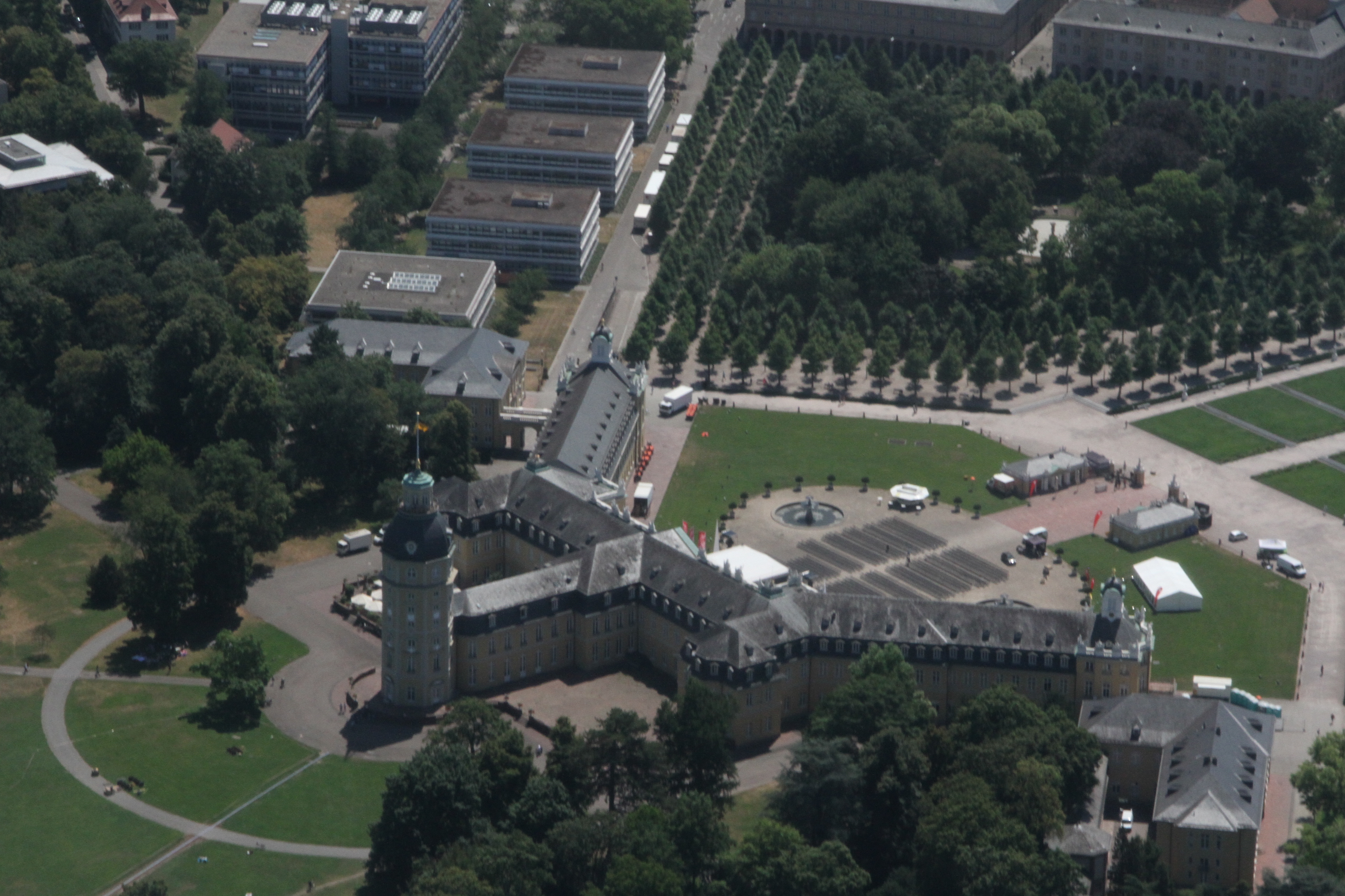 Das Karlsruher Schloss mit der "falschen/richtigen" BaWü-Fahne