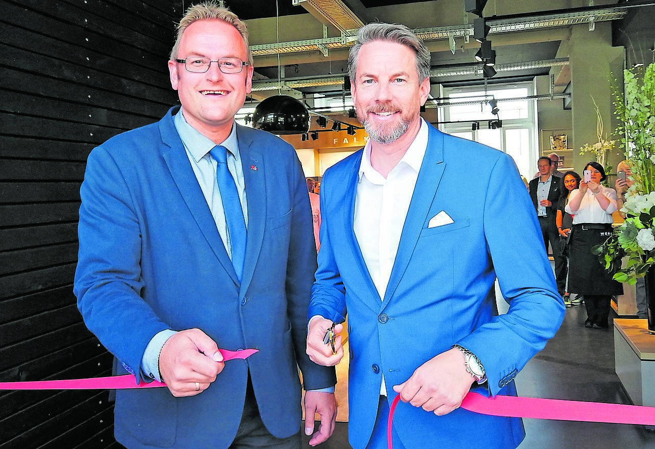Es ist vollbracht: Nach nur sechs Monaten Bauzeit konnten Peter Kaiser-Geschäftsführer Stefan Frank (rechts) und Bürgermeister Markus Zwick den neuen Outlet-Store eröffnen.
Foto: Kling