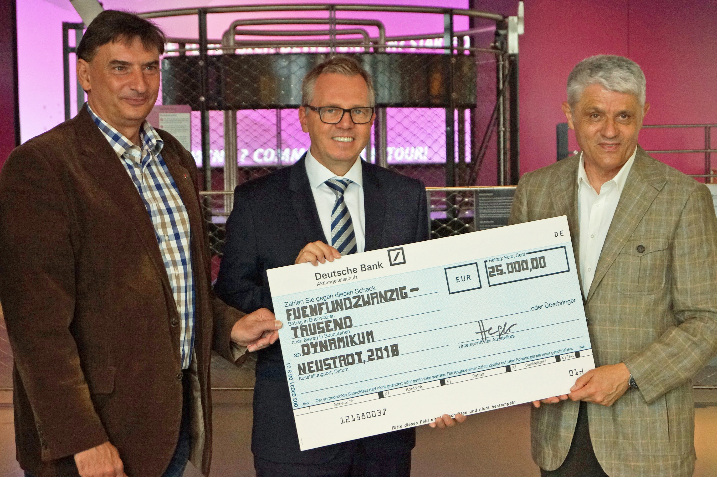 Spendenübergabe der Stiftung Pfalzmetall an das Dynamikum. Unser Bild zeigt von links nach rechts: Rolf Schlicher, Geschäftsführer Dynamikum, Johannes Heger, Vorsitzender der Stiftung PfalzMetall und Präsident von PfalzMetall und Oberbürgermeister Dr. Bernhard Matheis. Foto: ars publicandi