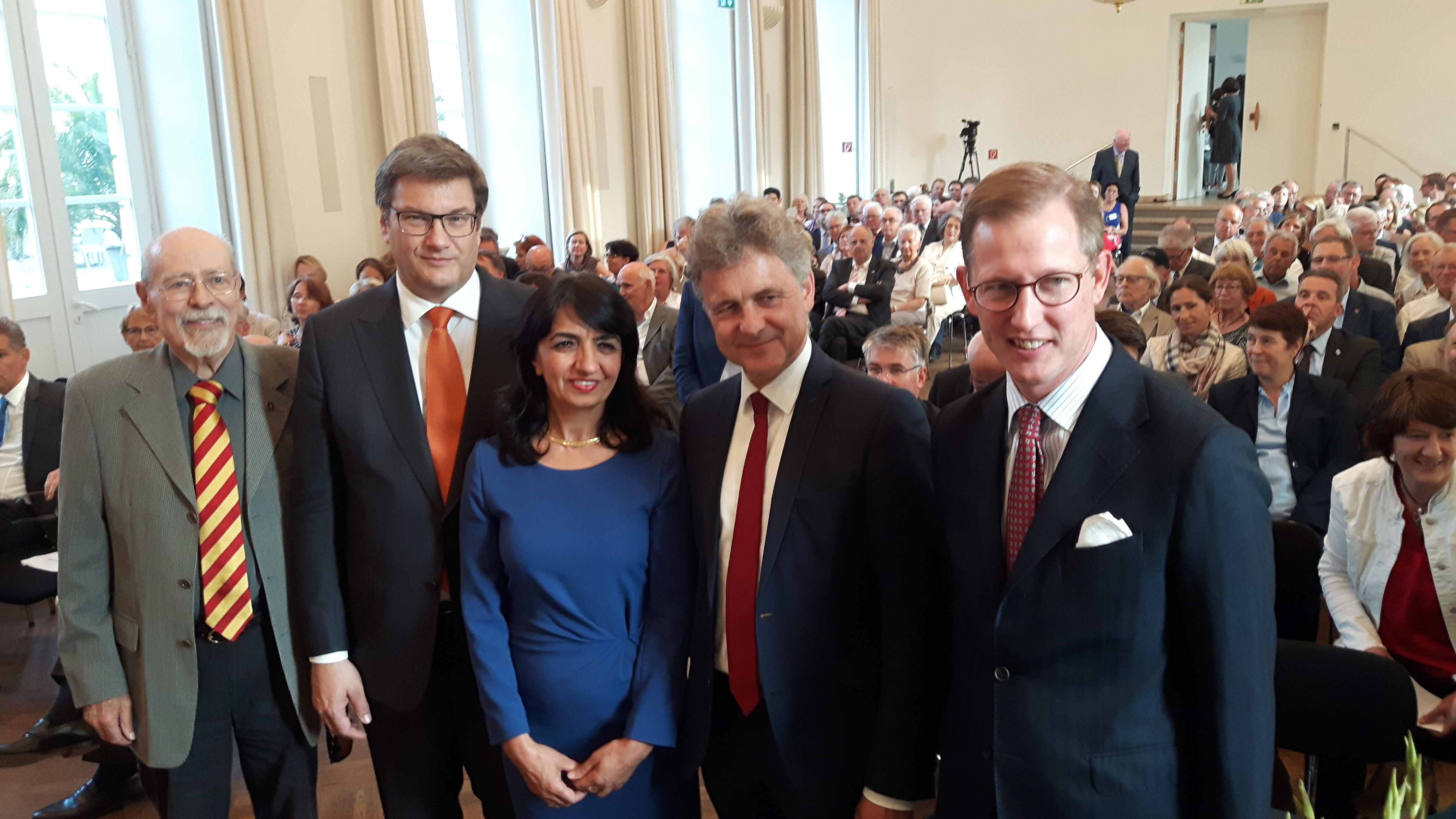 Am Rand der Feier “200 Jahre Badische Verfassung” trafen sich (v.l.) im Karlsruher Schloss Prof. Robert Mürb, Landesvereinigung Baden in Europa, Prof. Dr. Eckart Köhne, Direktor Badisches Landesmuseum, Muhterem Aras, Präsidentin des Landtags Baden-Württemberg, Karlsruhes Oberbürgermeister Dr. Frank Mentrup und SKH Bernhard Prinz von Baden