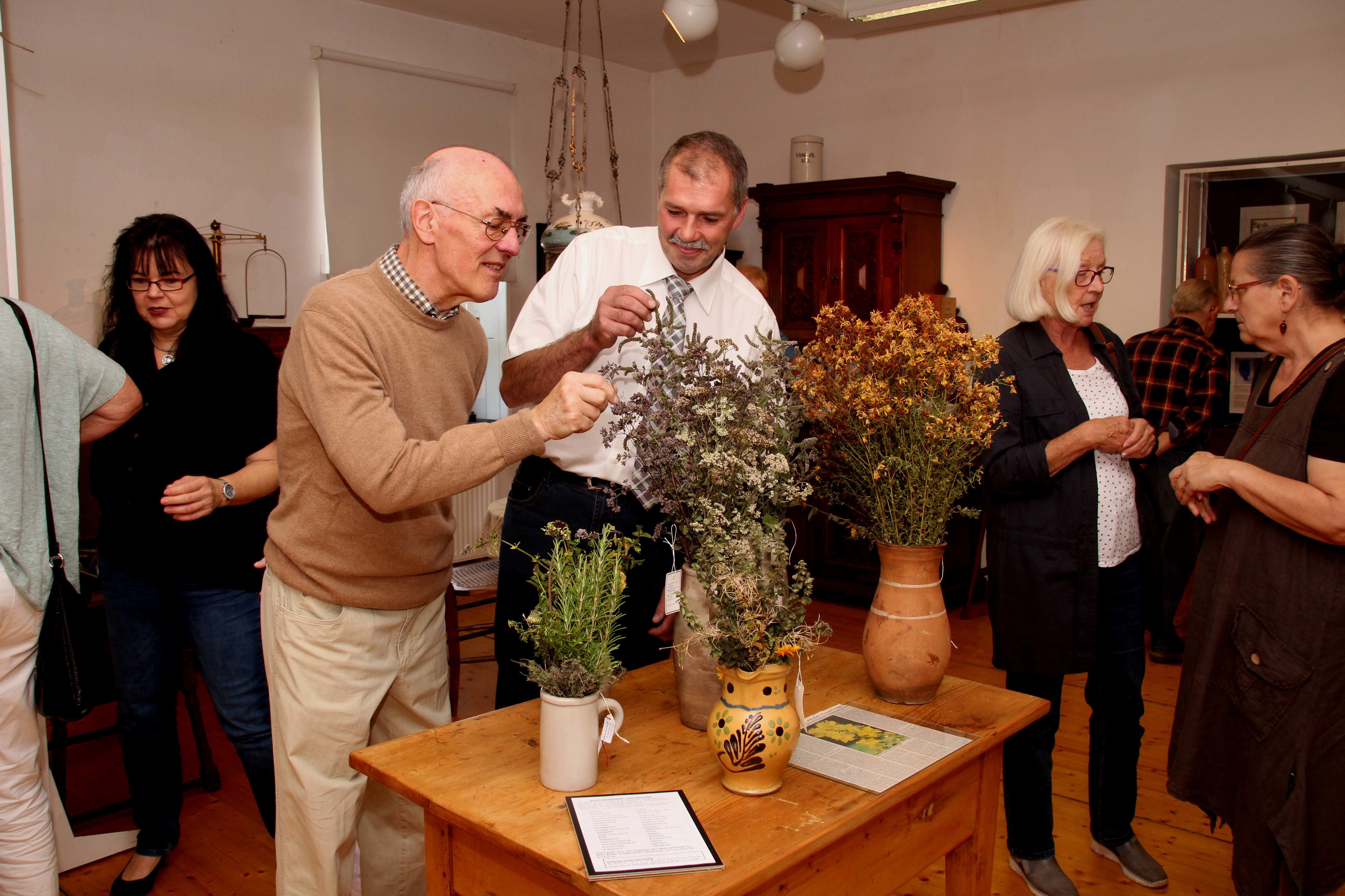 Kräuterausstellung im Museum „Sickinger Höhe“. Museumsleiter Alois Schneider (links) mit Ortsbürgermeister Ralph Simbgen. Foto: Kries