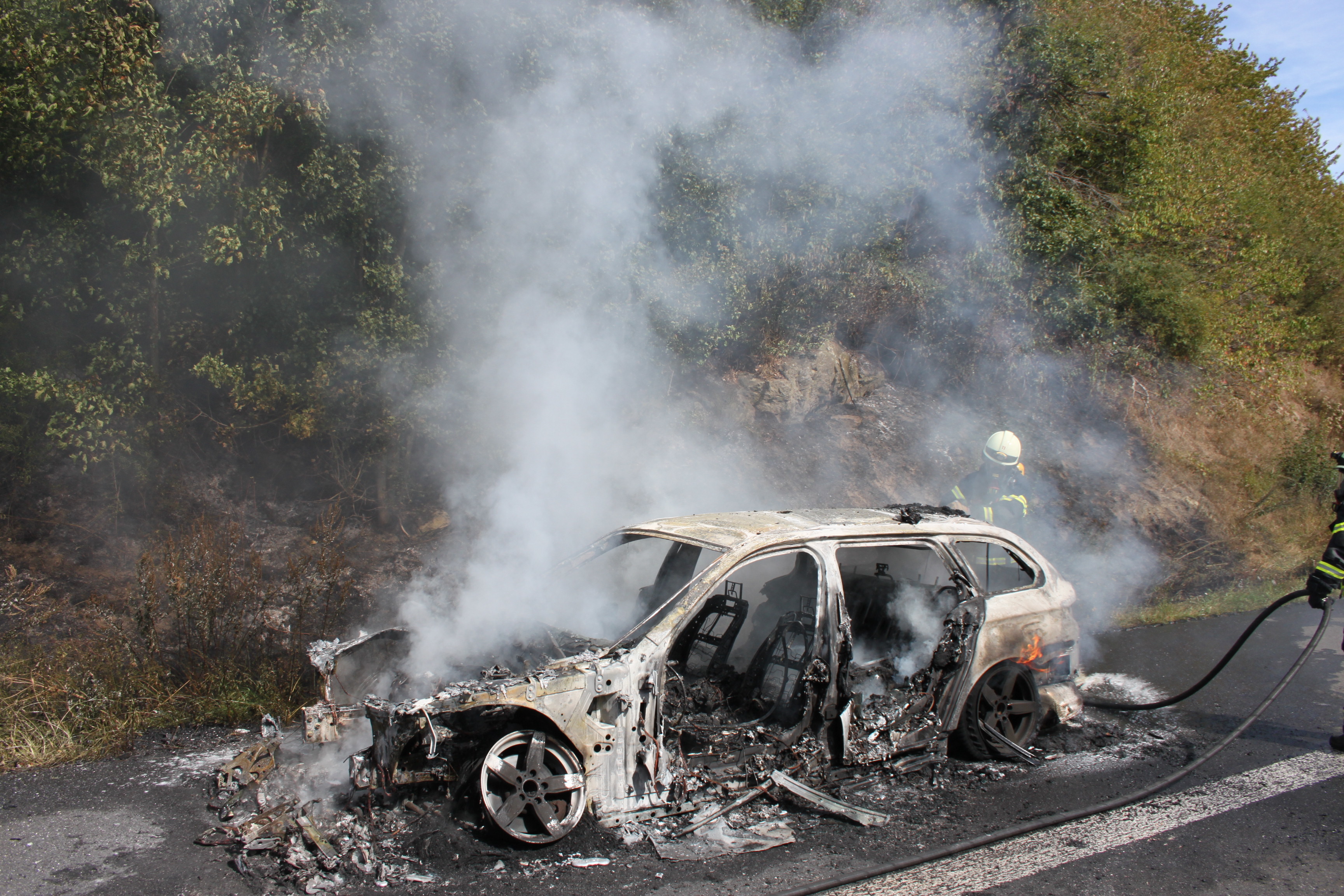 Ausgebranntes Fahrzeug (Foto: Polizeidirektion Kaiserslautern)