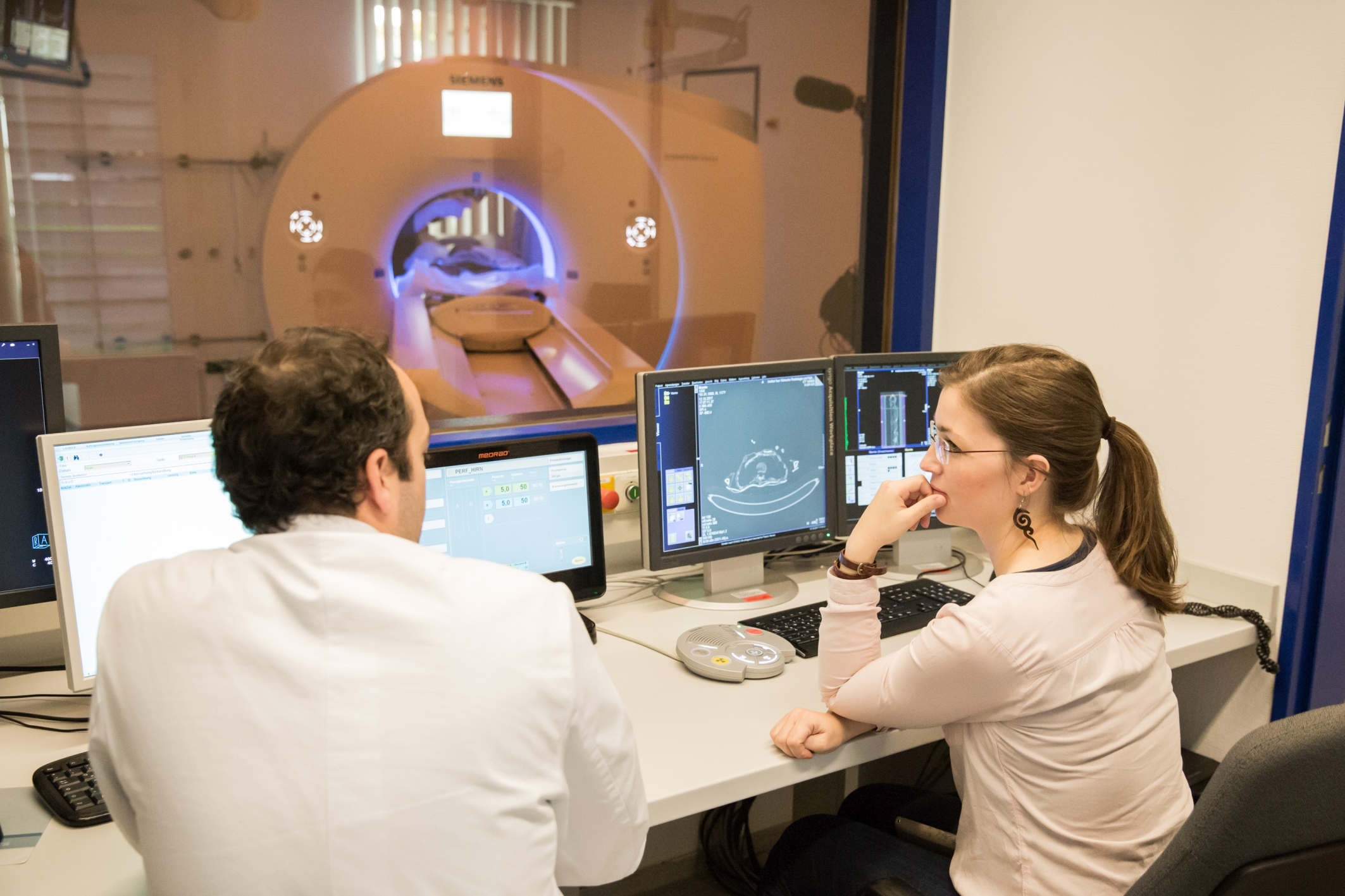 Computertomographie-Untersuchung einer weiblichen Mumie an der Universitätsmedizin Mannheim. Zu sehen ist die weibliche Mumie in Rückenlage mit gekreuzten Unterschenkeln. Aus Peru, präkolumbisch, 15. Jh.