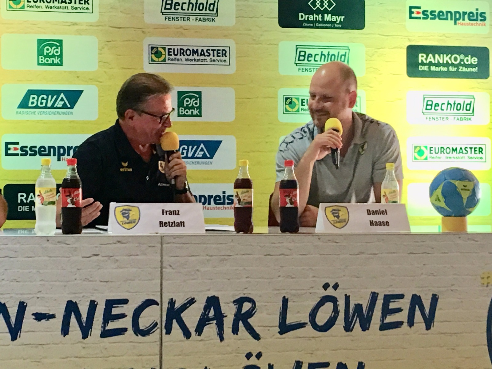 Daniel Haase (rechts) beim Trainergespräch nach dem Heimsieg