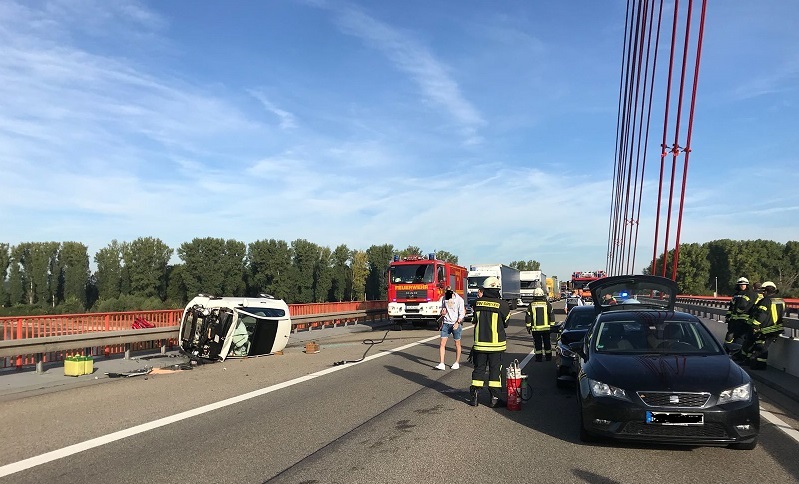 Insgesamt wurden vier Personen verletzt; einer der Verletzten wurde mit einem Rettungswagen in eine Klinik gebracht.