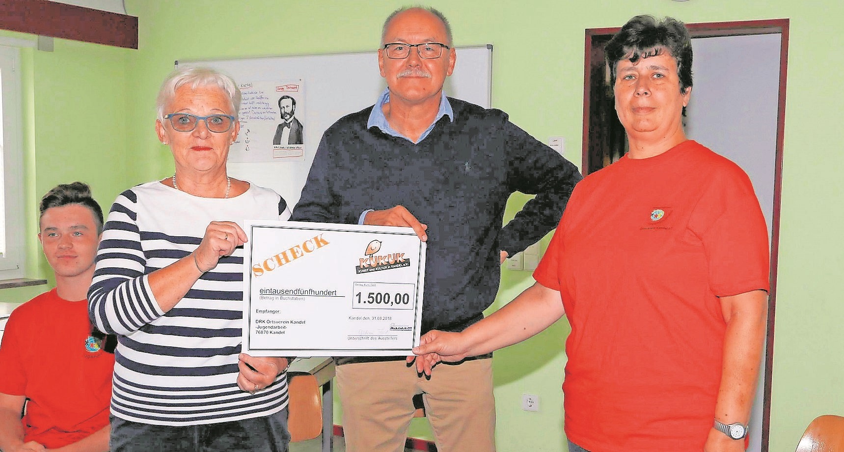 Sceckübergabe von links: Gudrun Lind und Jürgen Wax vom KuKuk mit Claudia Oßwald vom DRK.