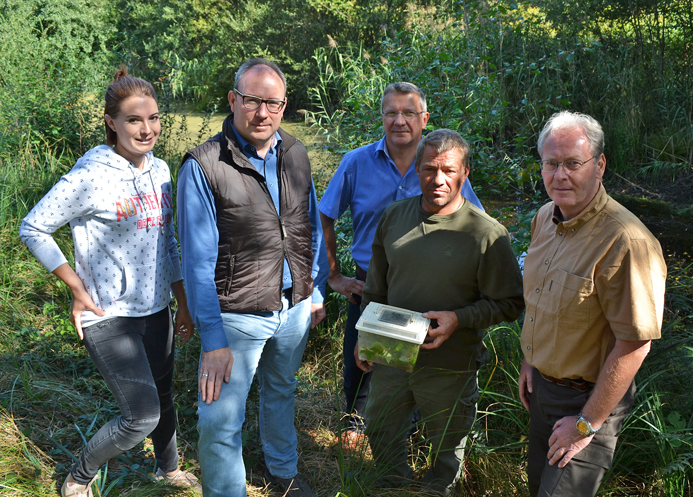 Anja Zwick (Verbandsgemeindeverwaltung), Verbandsbürgermeister Erik Emich, Ortsbürgermeister Klaus Neumann, Züchter Dieter Ihrig und Projektleiter Dr. Christoph Bernd (von links) Foto: Frank Schäfer