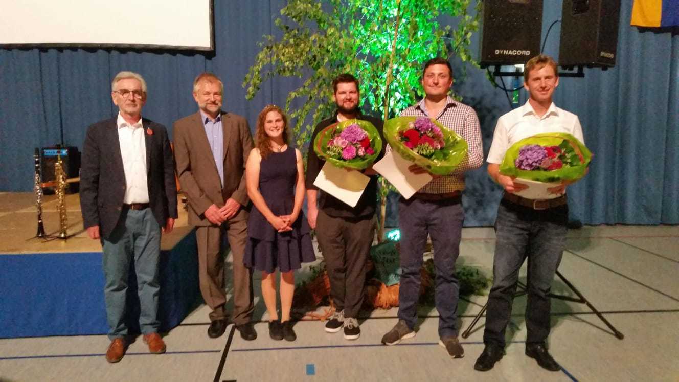 Die Siegerehrung bei der Weinprämierung: Stadtbürgermeister Karl-Heinz Seebald, Moderator Landwirtschaftsdirektor Udo Bamberger, Naheweinprinzessin Christin Leydecker, Timo Keller (Bronze), Johannes Linxweiler vom Weingut Hahnmühle (Gold) sowie Gregor Barth (mehrfach Gold), nicht anwesend an diesem Abend war das Weingut Rohr aus Raumbach (Silber, mehrfach Bronze), von links nach rechts