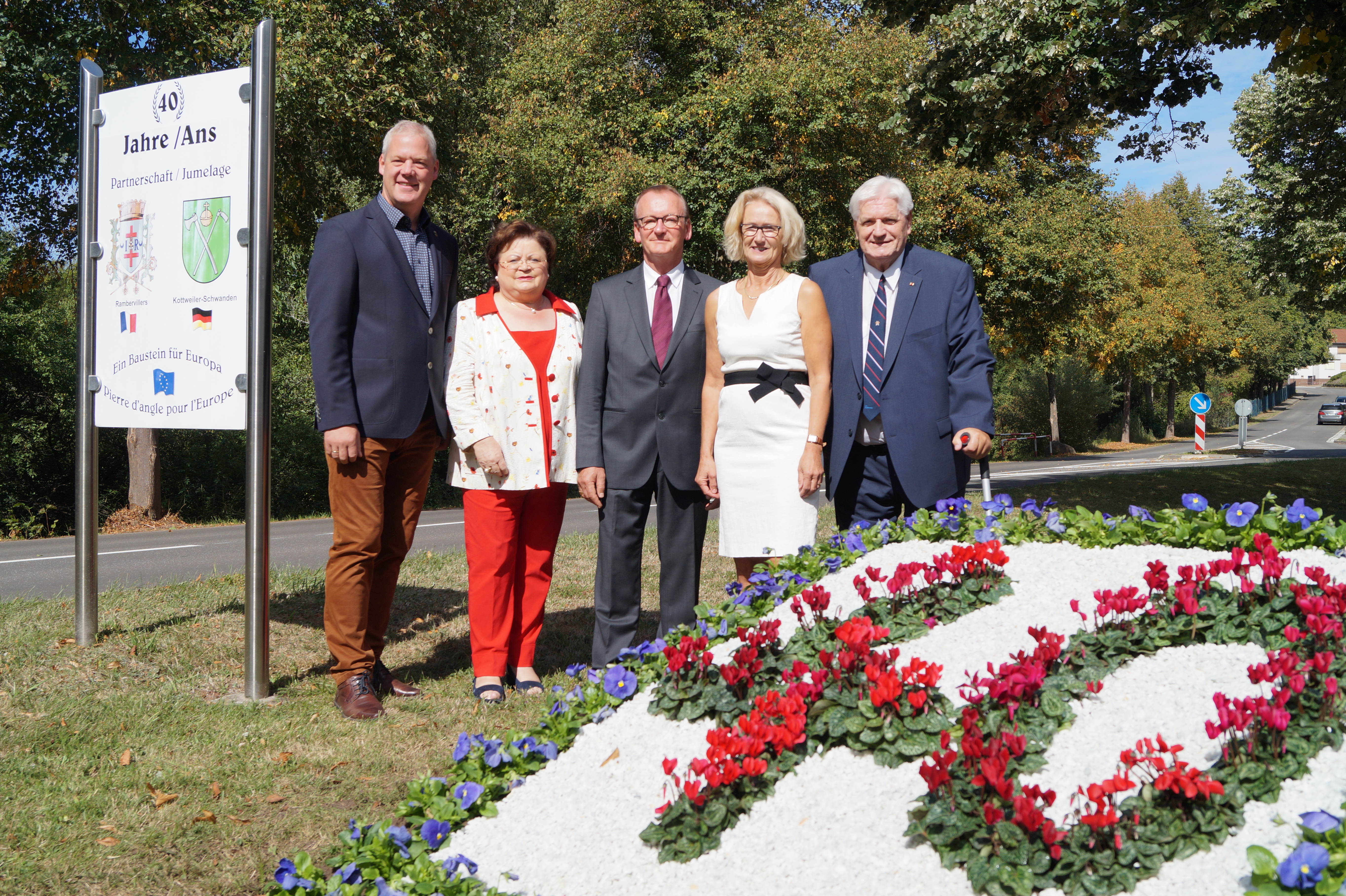 Ralf Hechler, der Bürgermeister der Verbandsgemeinde Ramstein-Miesenbach, Anita Schäfer (MdB), Jean-Pierre Michel, Bürgermeister von Rambervillers, Gabriele Schütz, Bürgermeisterin von Kottweiler-Schwanden und Dr. Walter Altherr, Bürgermeister der Gemeinde Mittelbrunn (von links) FOTO: WALTER