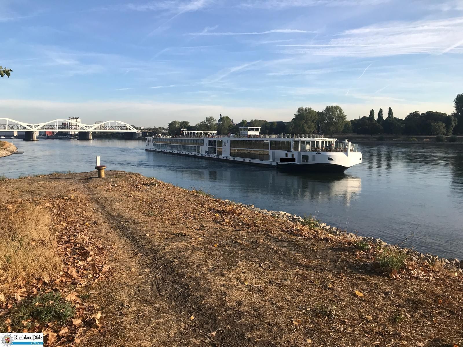 Festgefahrenes Fahrgastschiff in Ludwigshafen (Foto: Polizei)