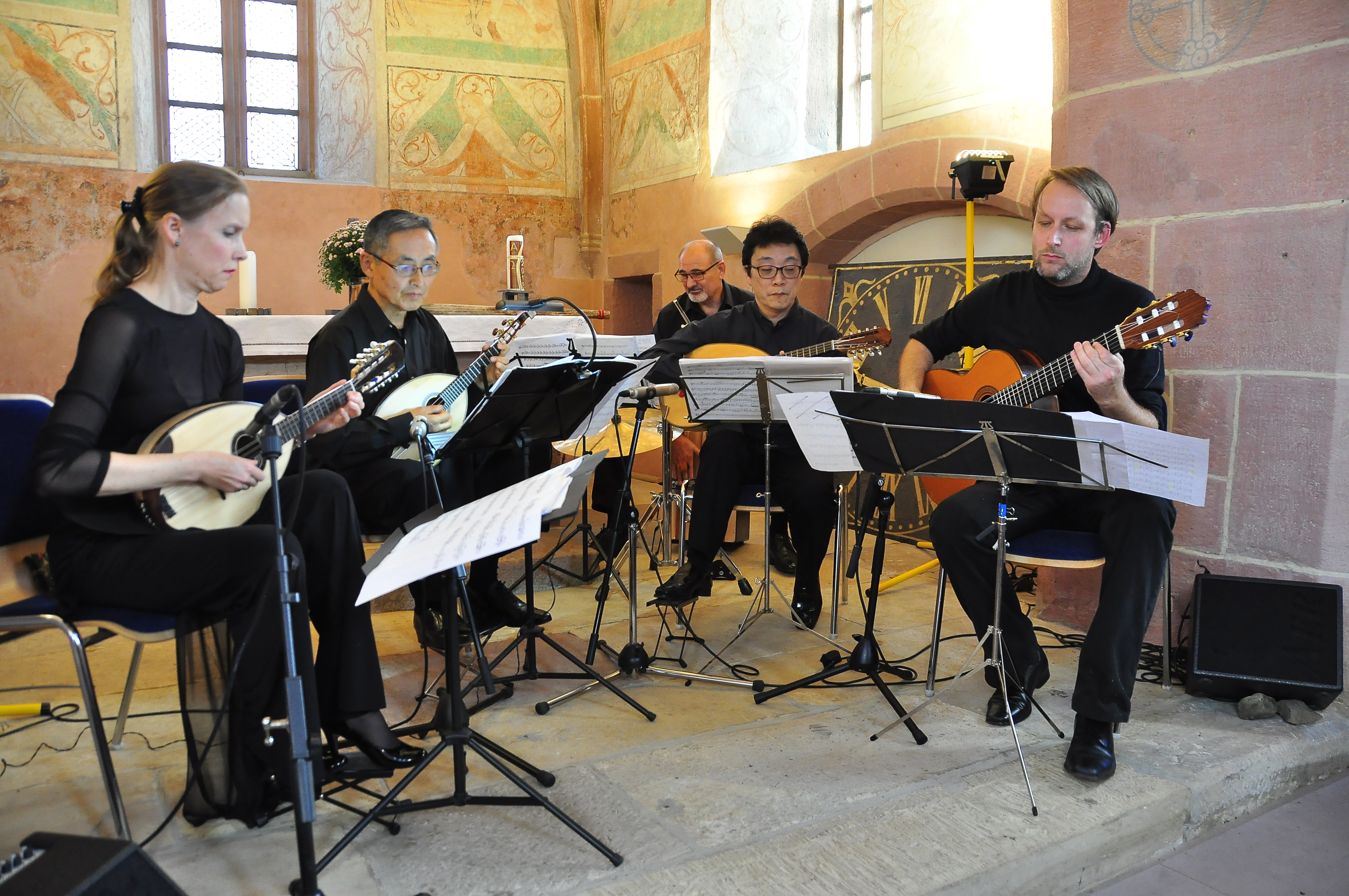 Die Ausführenden:
Denise Wambsganß & Yasuyoshi Naito (Mandolinen), Hirotaka Nosaki (Mandola), Michael Schwitzke (Gitarre) und Leo Ruf (Percussion)