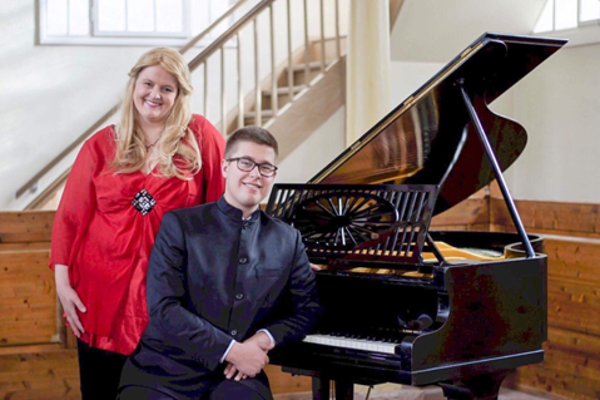 Die Sopranistin Christiane Schmidt und der junge Kirchenmusikstudent Dominik Hambel sind beim Kultursommer zu Gast.