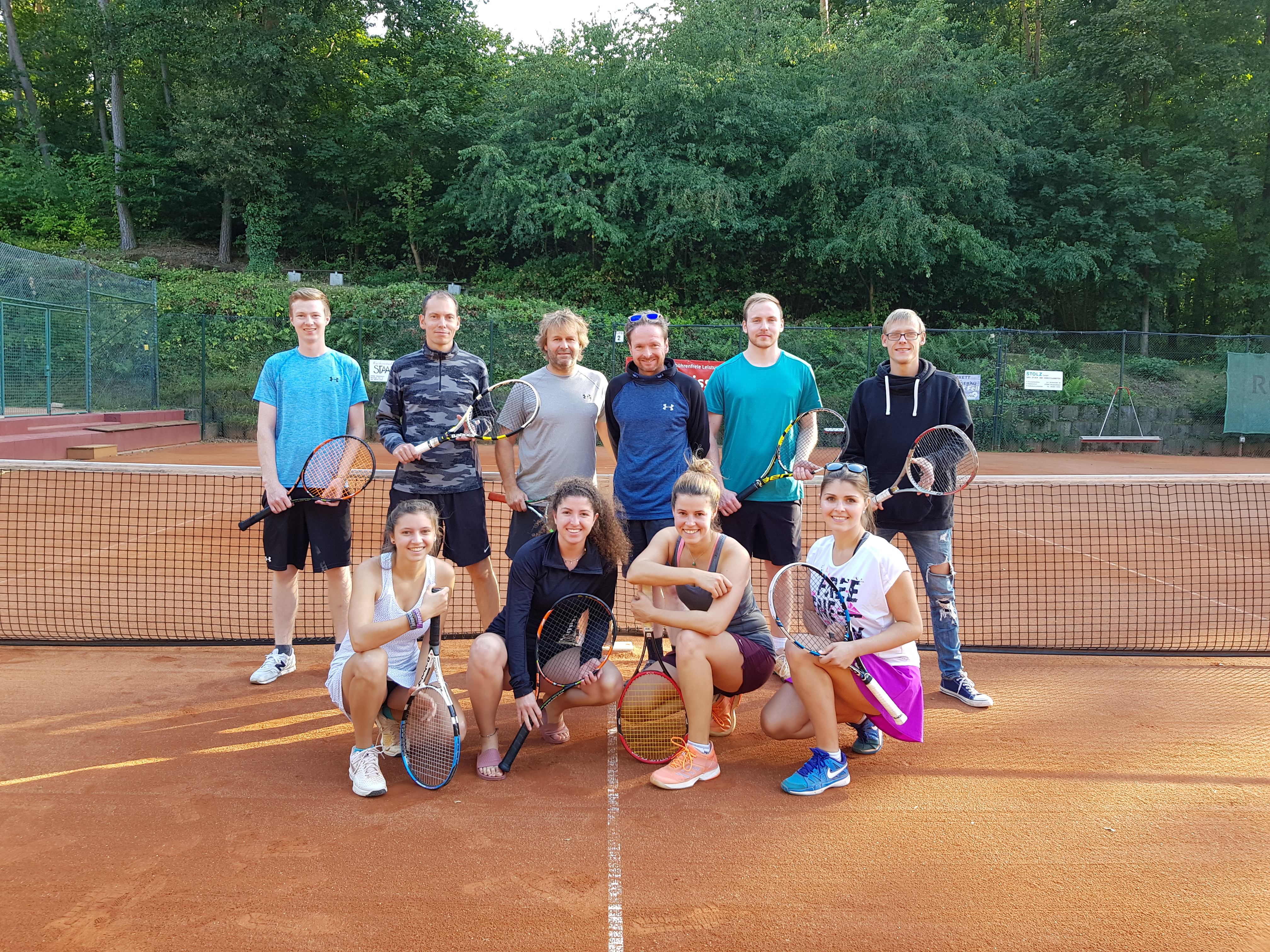 Meister der B-Klasse, Gruppe 1 (Tennisverband Pfalz): Mixed-Team des TC Winnweiler vorne (v.l.n.r.): Charlotte Linnebacher, Babette Mang, Theresa Giloi und Kristina Davtjan; hinten (v.l.n.r.): David Mang, Thomas Wiegand, Cyrill Giloi, Stephan Mang, Sebastian Stäbler und Philip Grunert.