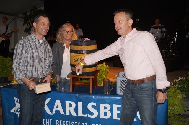 Colonel Timothy L. Hudson, der Leiter des Regional Medical Center Landstuhl, und Stadtbürgermeister Ralf Hersina sind startklar für den traditionellen Fassbieranstich 