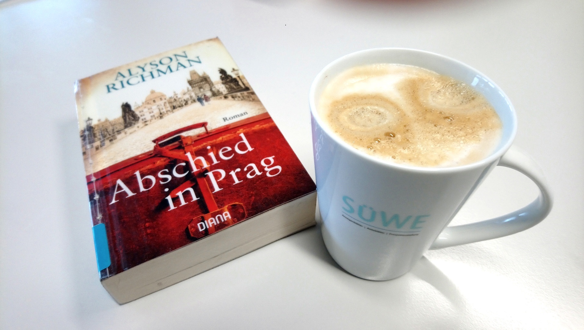 Kaffee mit Buch