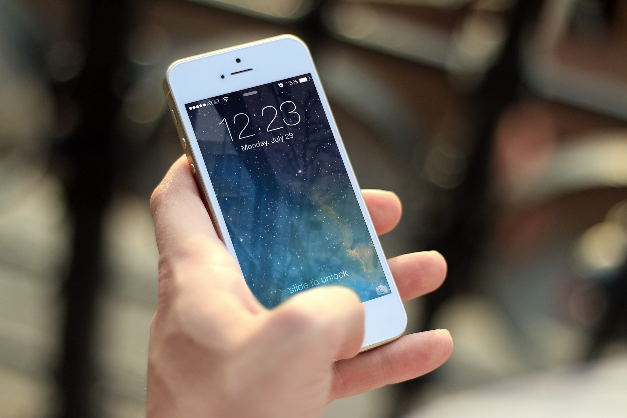 Ein Mann aus Römerberg übergab der Polizeiinspektion ein neuwertiges Apple iPhone, das er auf dem Gehweg in Speyer in der Bahnhofstraße gefunden hat.