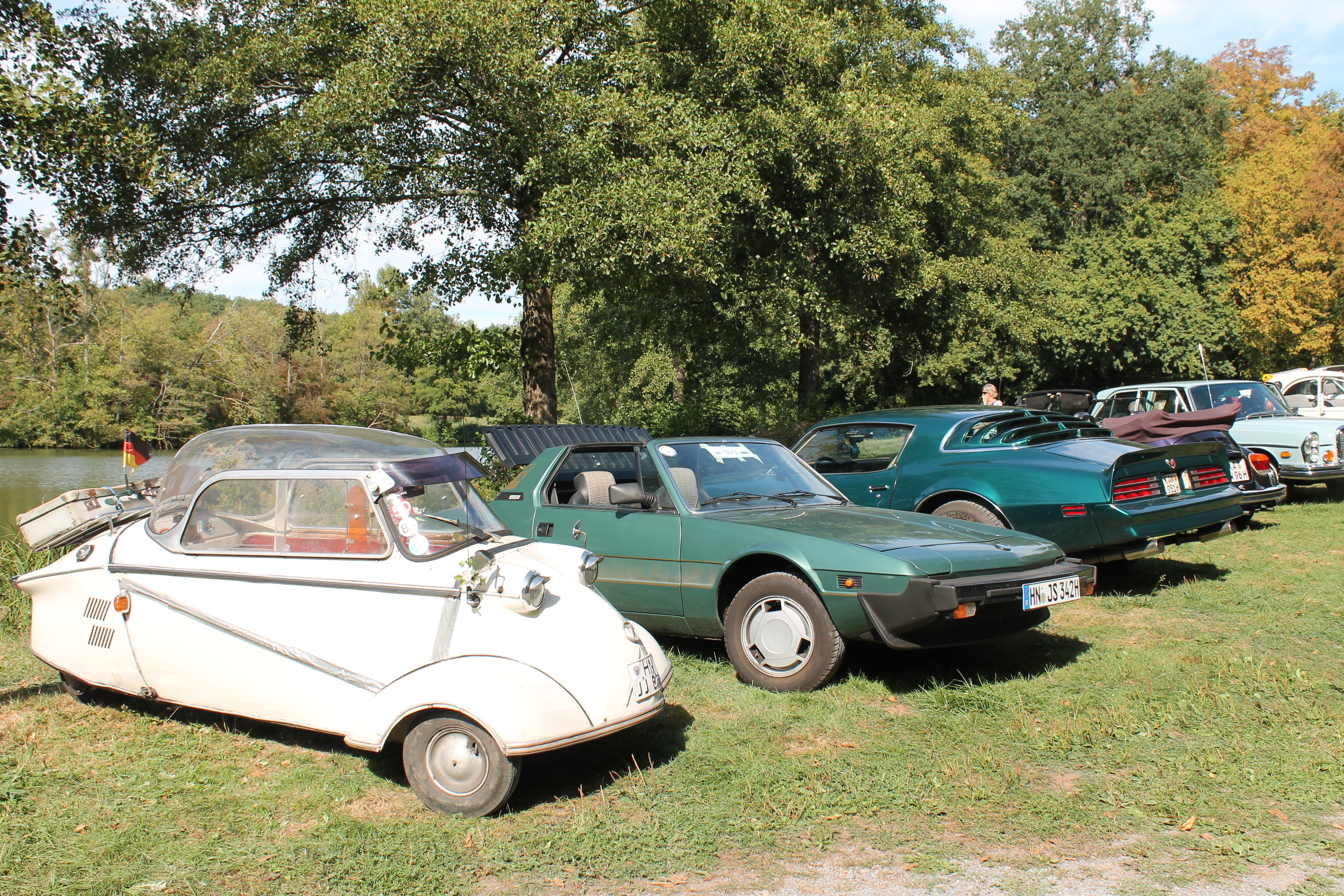 Messerschmitt Kabinenroller KR200, Baujahr 1957, Sachs-Motor mit 200ccm, 9,7 PS, Höchstgeschwindigkeit 85-90 km/h, dahinter ein Bertone Torina und ein Pontiac Firebird