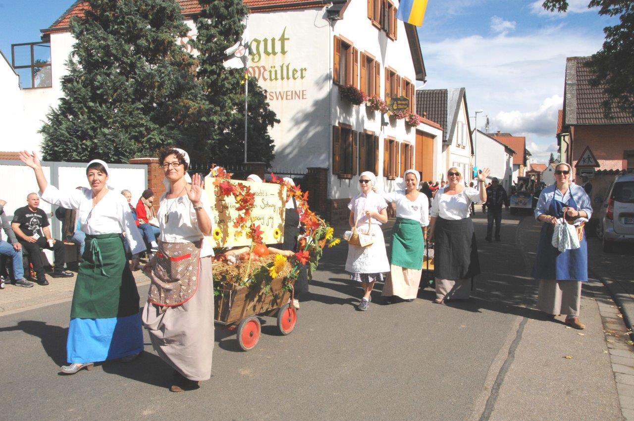 Auftritt der Vereine: Traditionell gestalten die ortsansässigen Vereine den Kerweumzug mit.