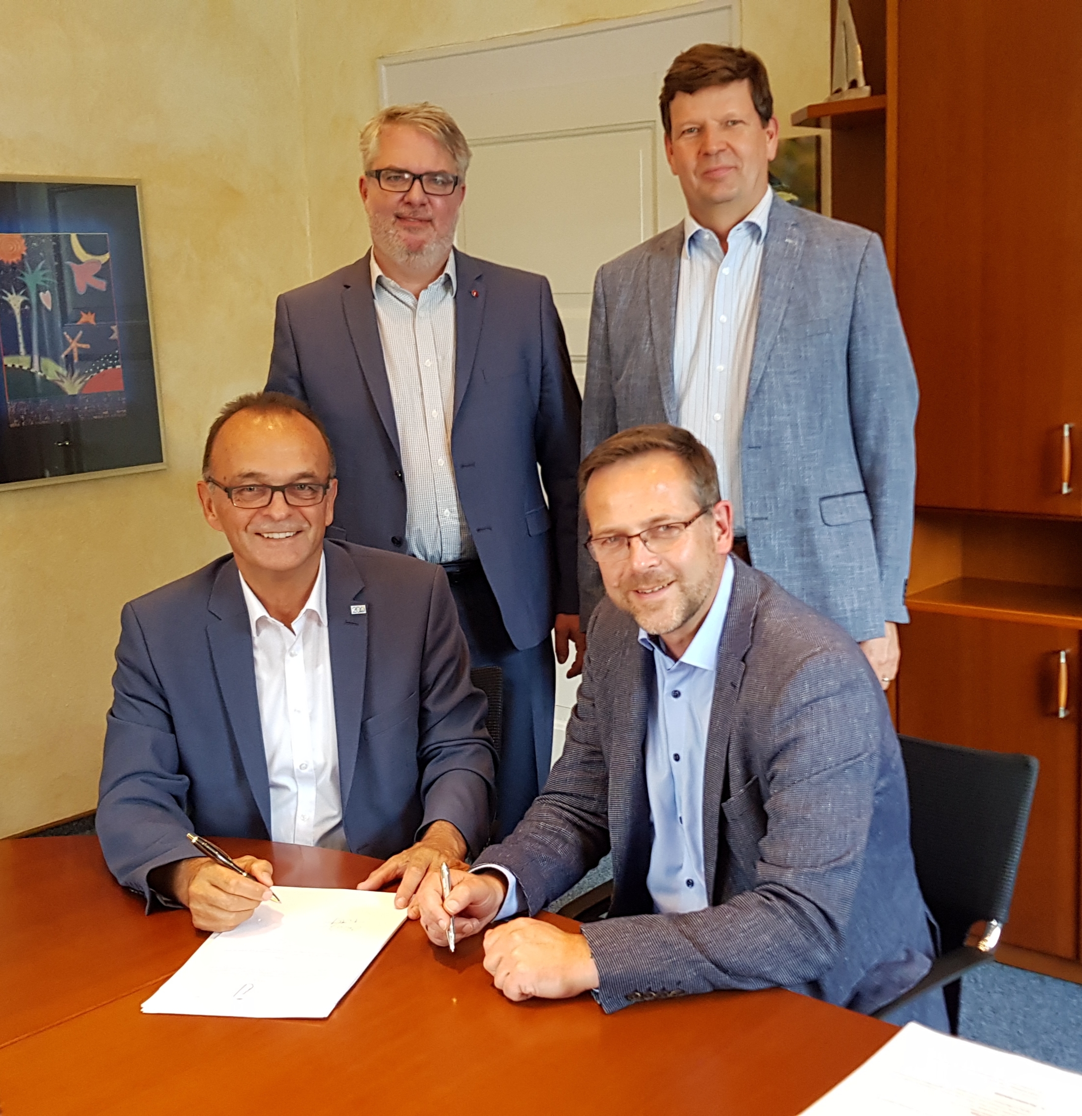 Bei der Vertragsunterzeichnung: von links (sitzend) Landrat Dr. Fritz Brechtel und Oliver Grimm, Geschäftsführer der Suez Süd GmbH, dahinter stehend v.li. Rechtsanwalt Martin Adams und Reiner Glock, Geschäftsführer der Biogutvergärung Bietigheim GmbH.