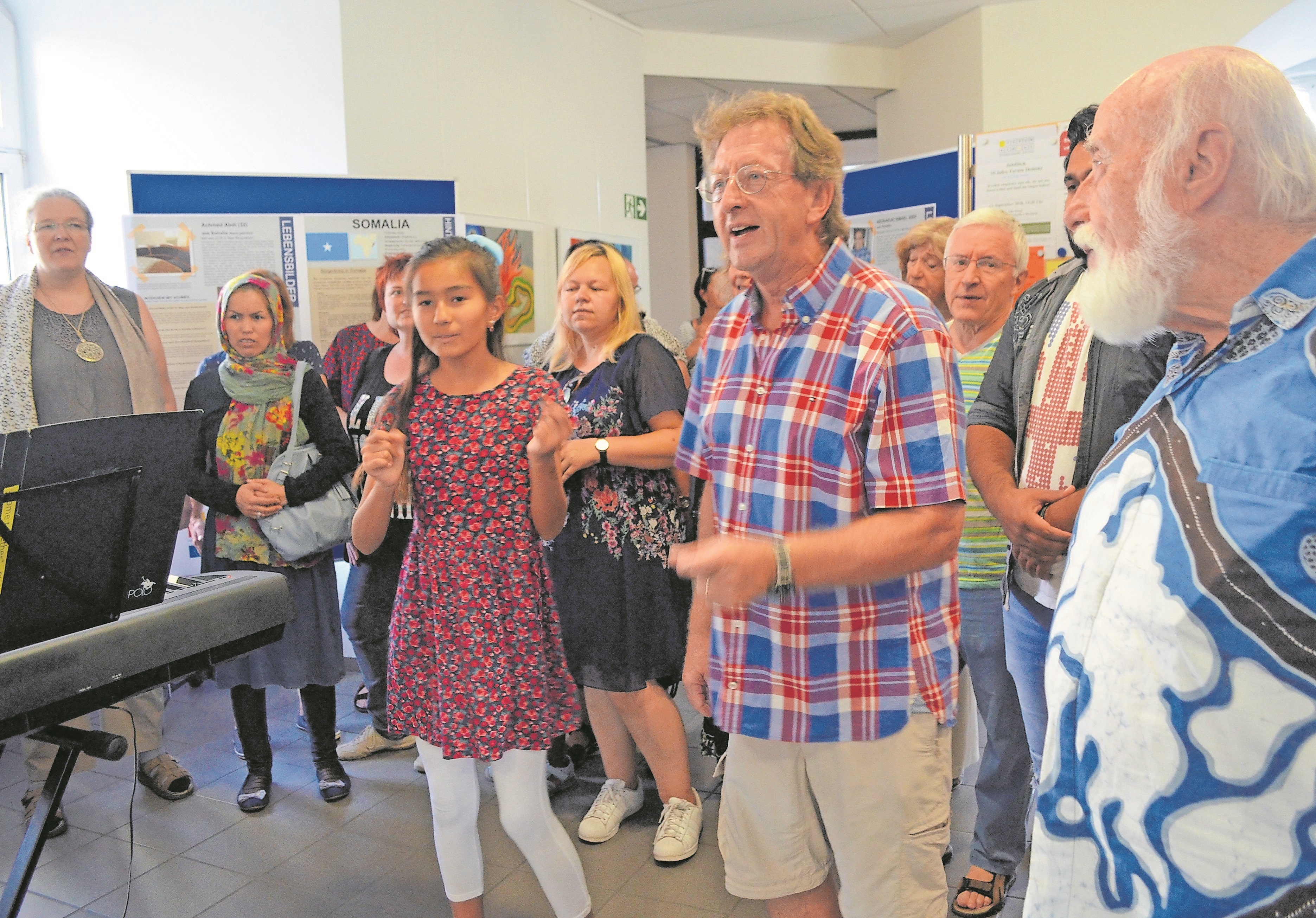Der Come-together-Chor mit Einheimischen und Geflüchteten (im karierten Hemd einer der beiden Leiter: Peter Kusenbach).
