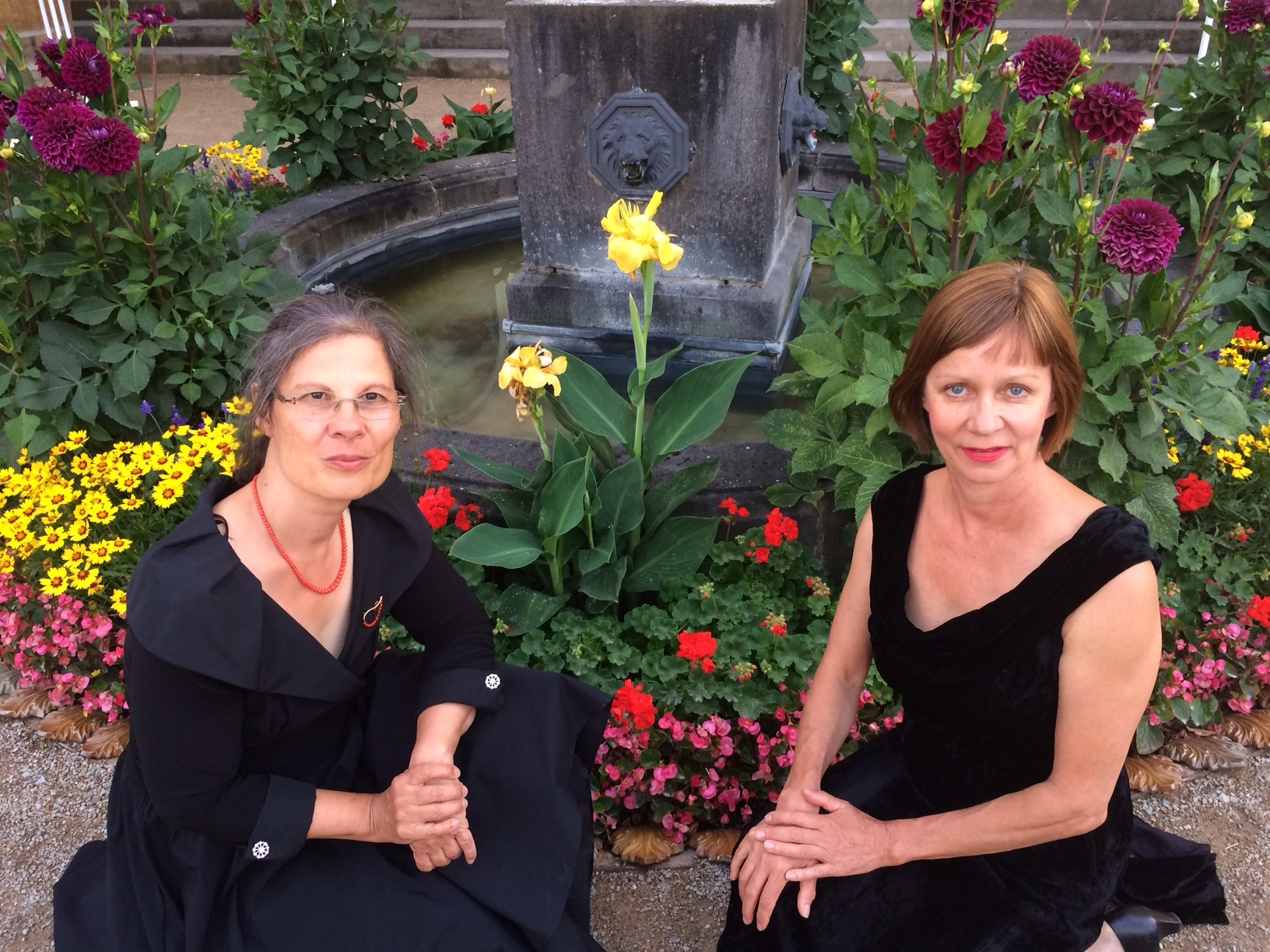 Carola Moritz und Birgit Reibel rezitieren aus ihren Briefen und schlüpfen in die Rollen der Weimarer Frauen.