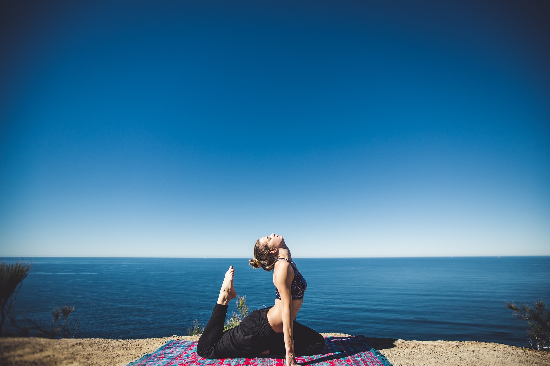 Die KVHS Germersheim lädt zu einem neuen Yoga-Kurs ein, allerdings natürlich nicht mit diesem atemberaubenden Ausblick.