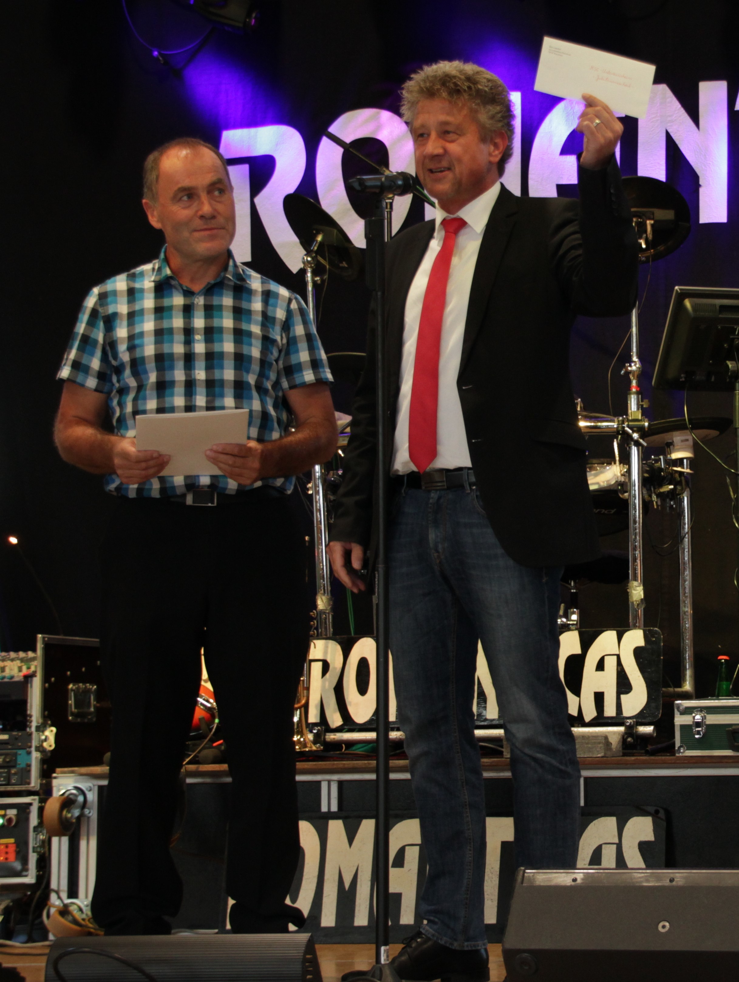 Bürgermeister Ulrich Hintermayer (rechts) brachte Geburtstagsgeschenke.