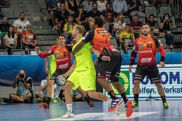 Rhein-Neckar Löwen siegen mit 35:34 gegen FC Barcelona | Foto: Paul Needham