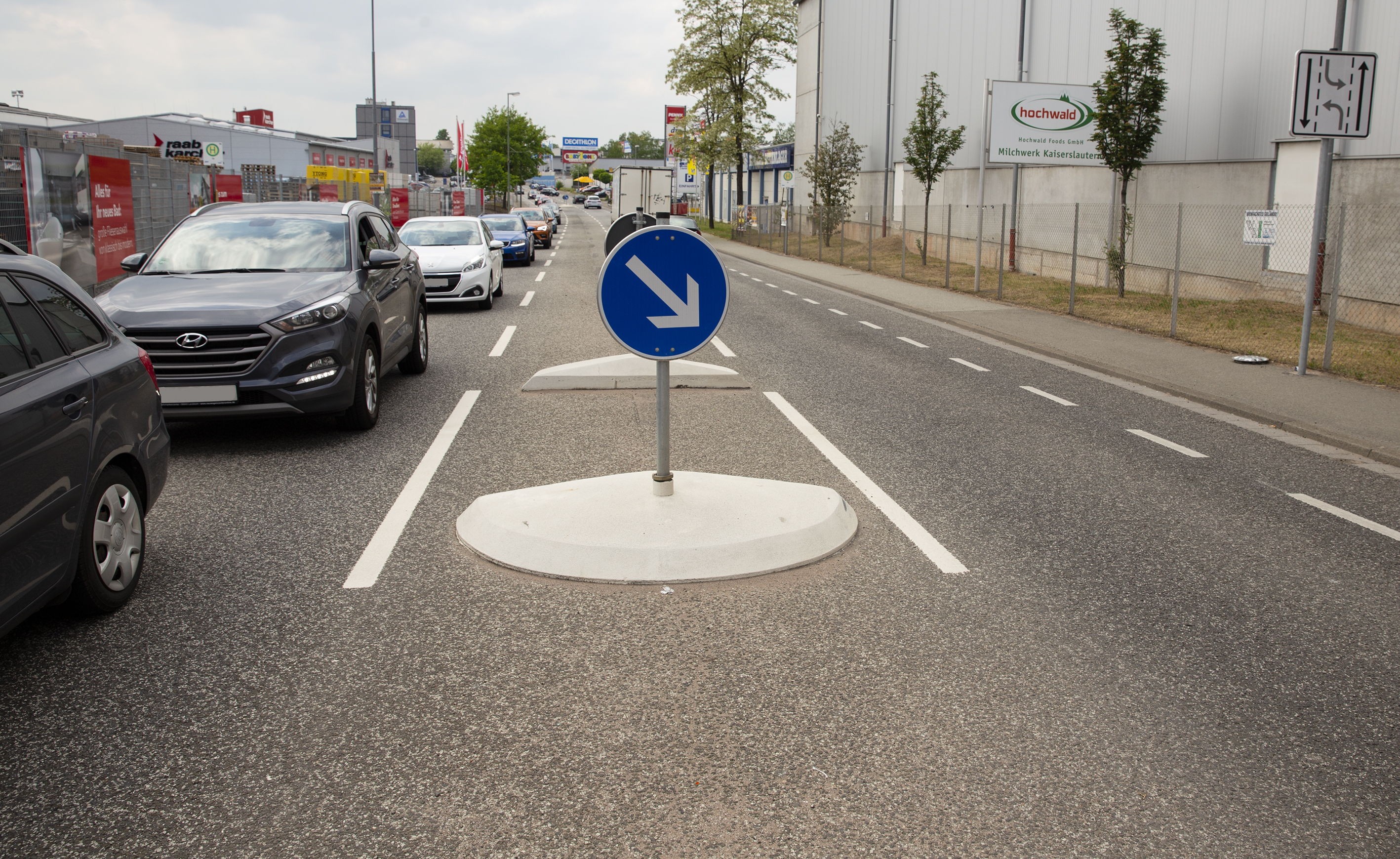 Neue Fahrbahnmarkierung in der Merkurstraße Kaiserslautern wird erweitert