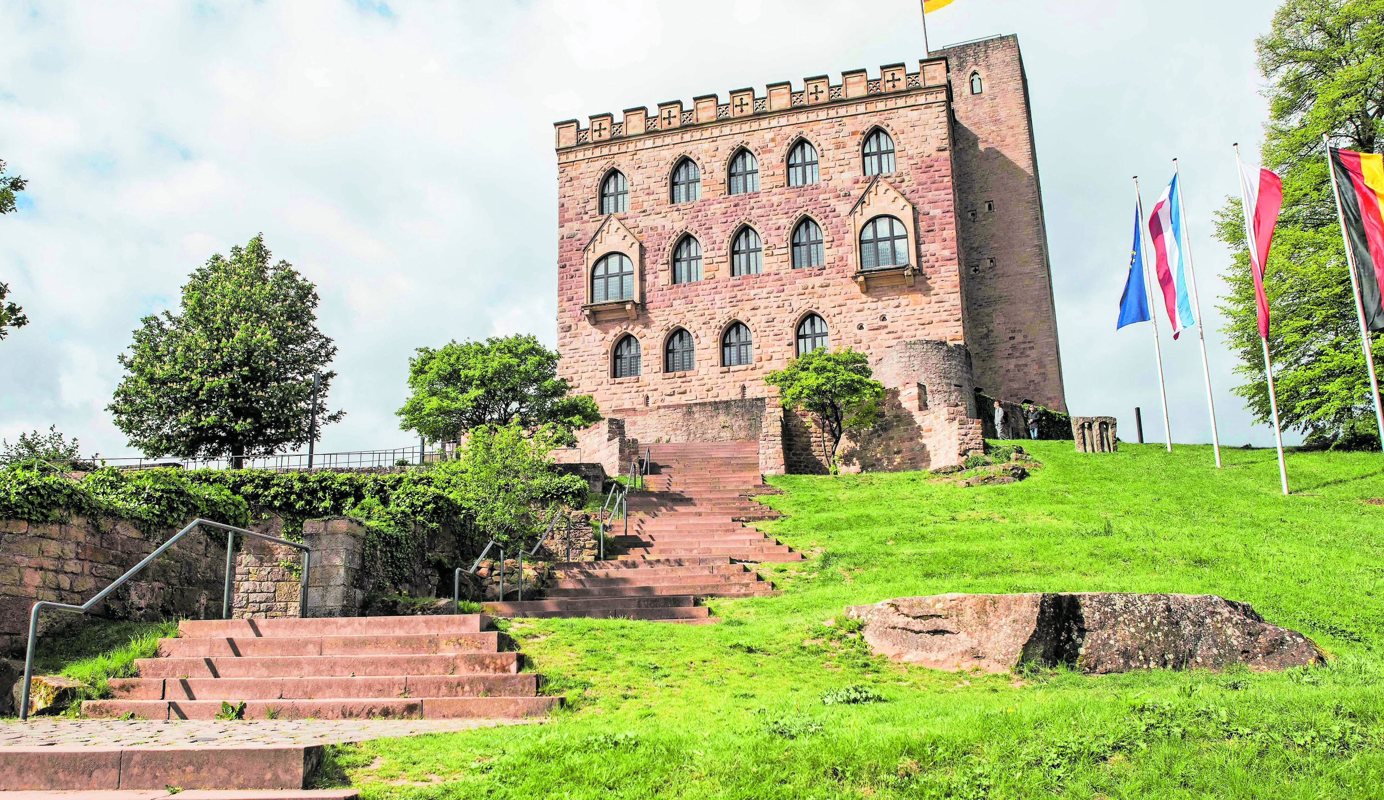 Hambacher Schloss bei Neustadt: „Wiege“ der deutschen Demokratie und vom 14. bis 16. September Begegnungsstätte des Demokratiefestivals der Metropolregion Rhein-Neckar.