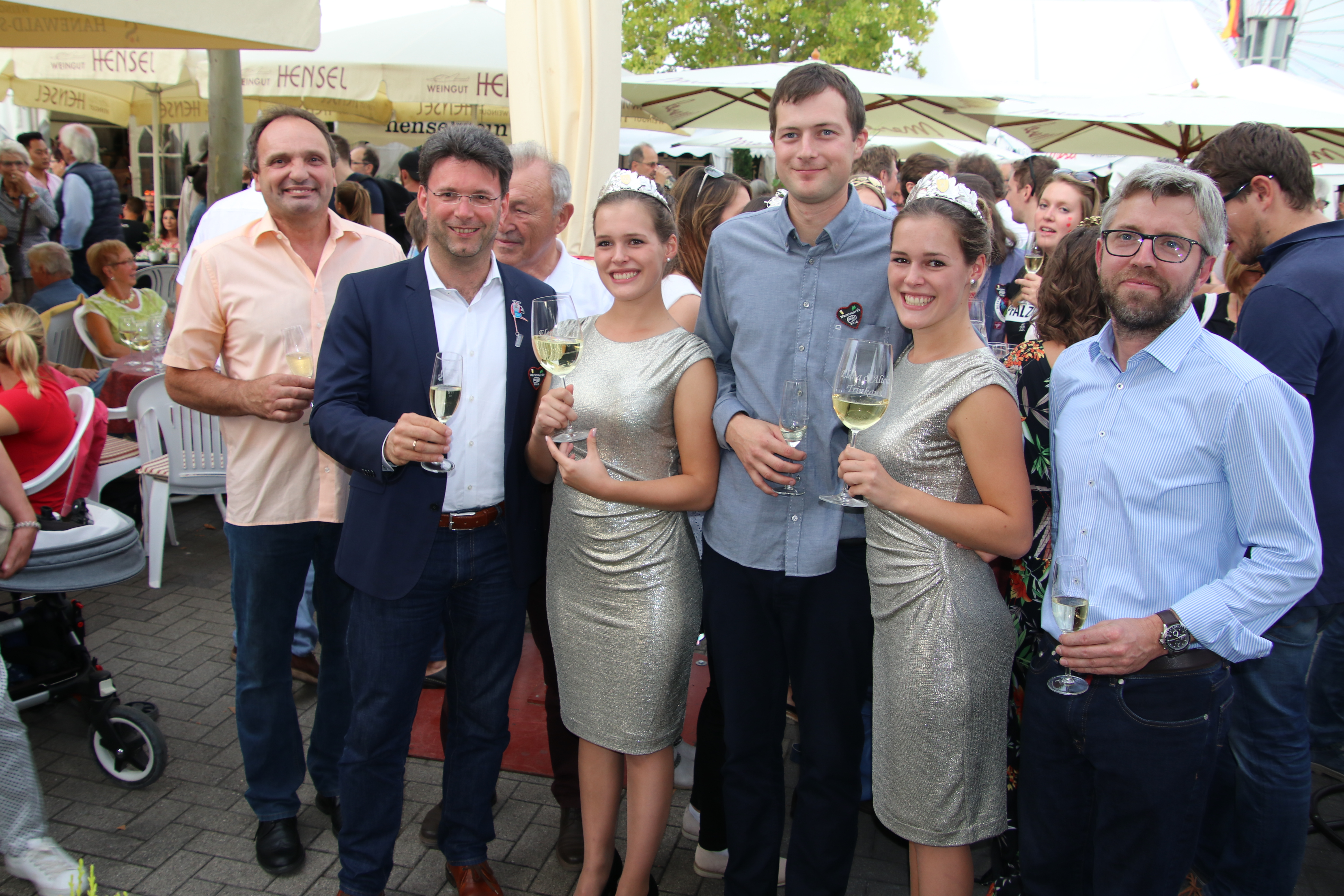 Inthronisierung im Weindorf: Unser Foto zeigt v.l.n.r.: Volker Schrah (Bauern- und Winzerschaft Leistadt), Bürgermeister Christoph Glogger, die beiden Weinprinzesinnen Elena und Alicia Trinkaus mit Philipp Hofmann (Jungwinzer Bad Dürkheim) in ihrer Mitte und Jochen Schmitt (Weinbauverein Bad Dürkheim).
