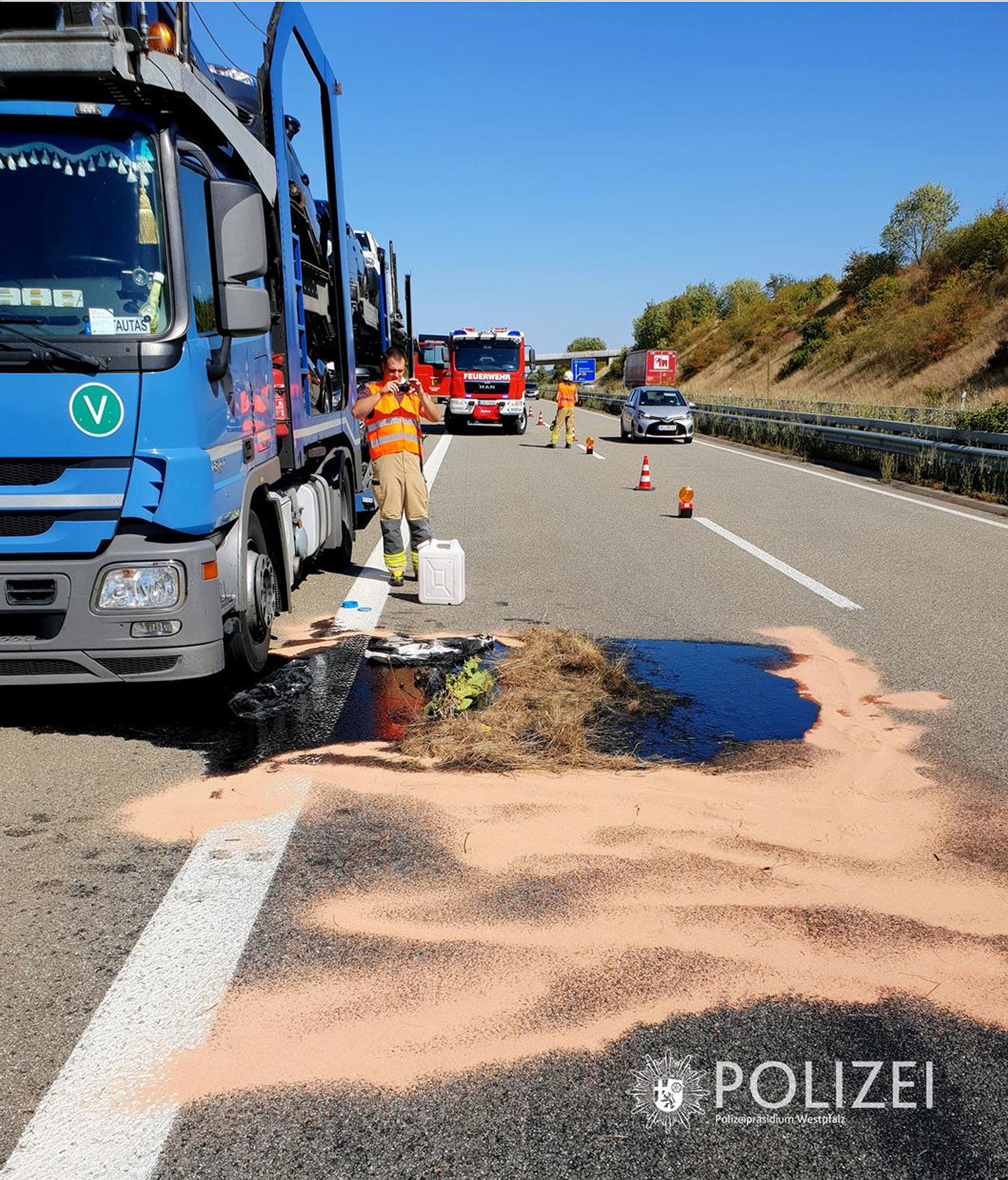 An dem Pannen-Lkw liefen Betriebsstoffe aus und verteilten sich quer über die Fahrbahn