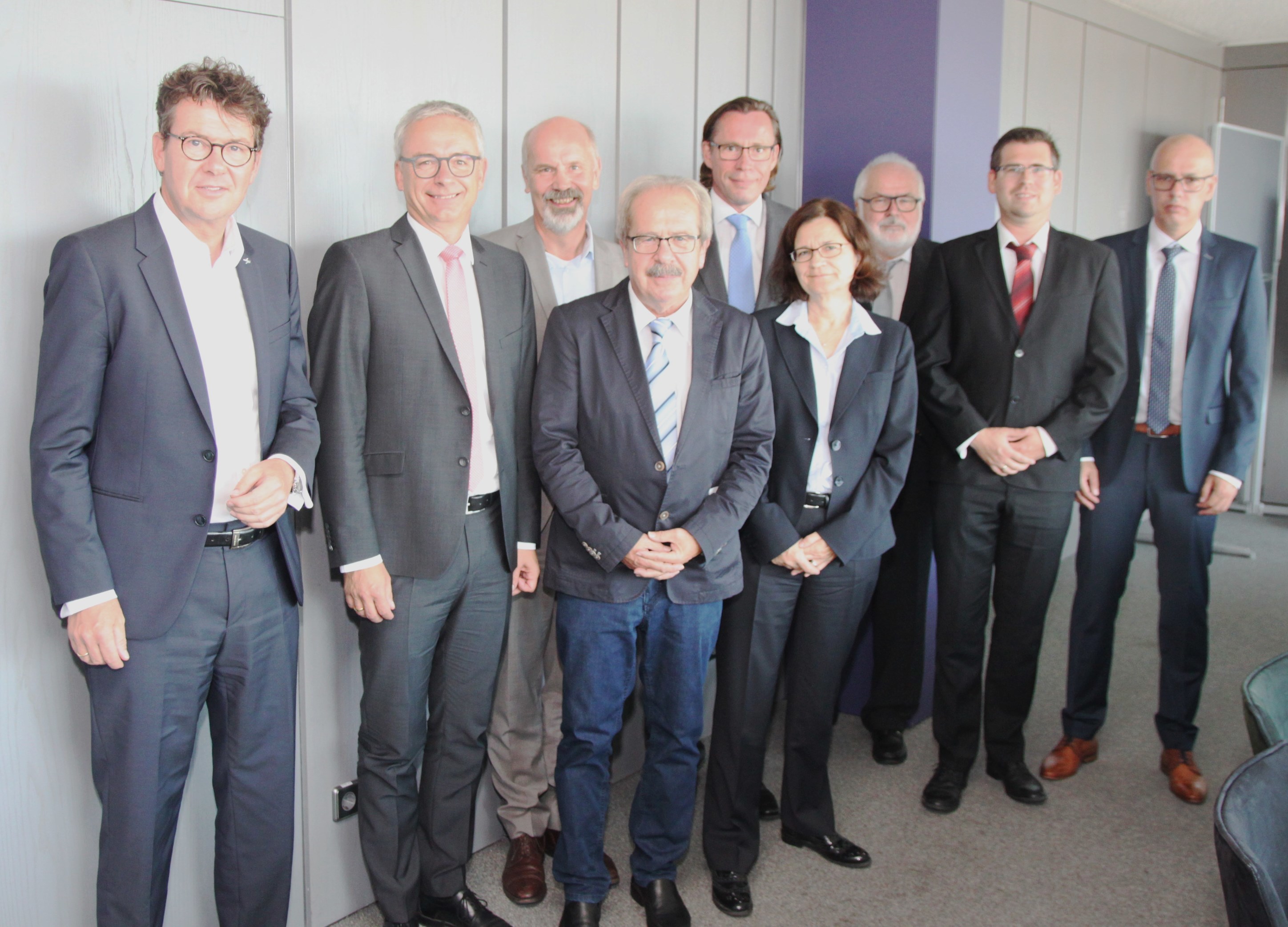 (v.l.n.r.): Dr. Alexander Pischon, Geschäftsführer der Karlsruher Verkehrsverbund GmbH (KVV) (1.v.l.) und Landrat Dr. Christoph Schnaudigel (2.v.l.) kamen mit den Vertretern der Busunternehmen zur Vertragsunterzeichnung zusammen.