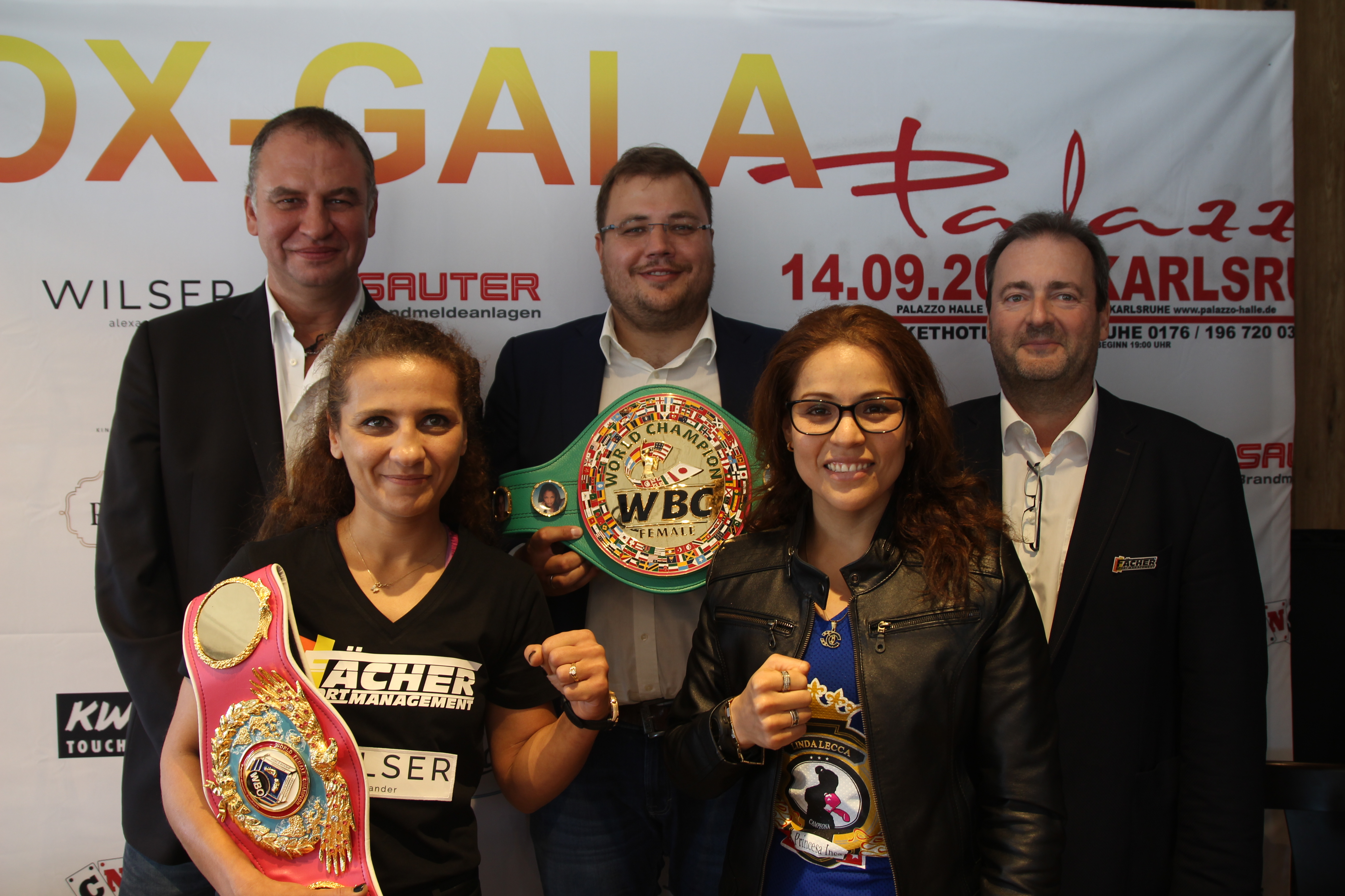 Präsentierten sich vor dem Kampf (v.l.): Christian Titze vom „Fächer Sport“-Management, Raja Amasheh, Malte Müller-Michaelis vom „WBO“, Linda Laura Lecca und Wolfgang Fahrer vom „Fächer Sport“-Management