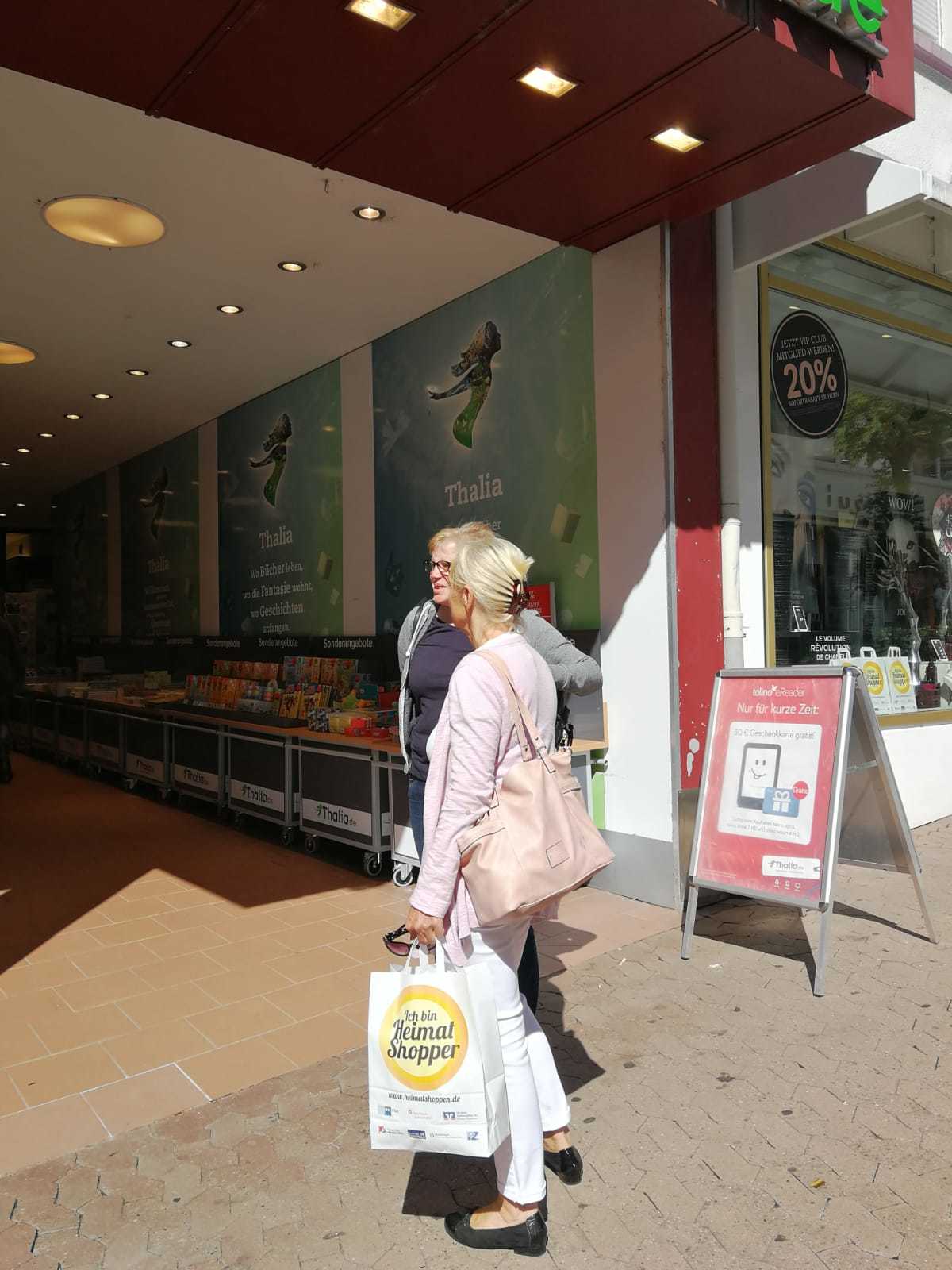 Auch in der Pirmasenser Fußgängerzone waren „Heimatshopper“ unterwegs. Foto: Kling
