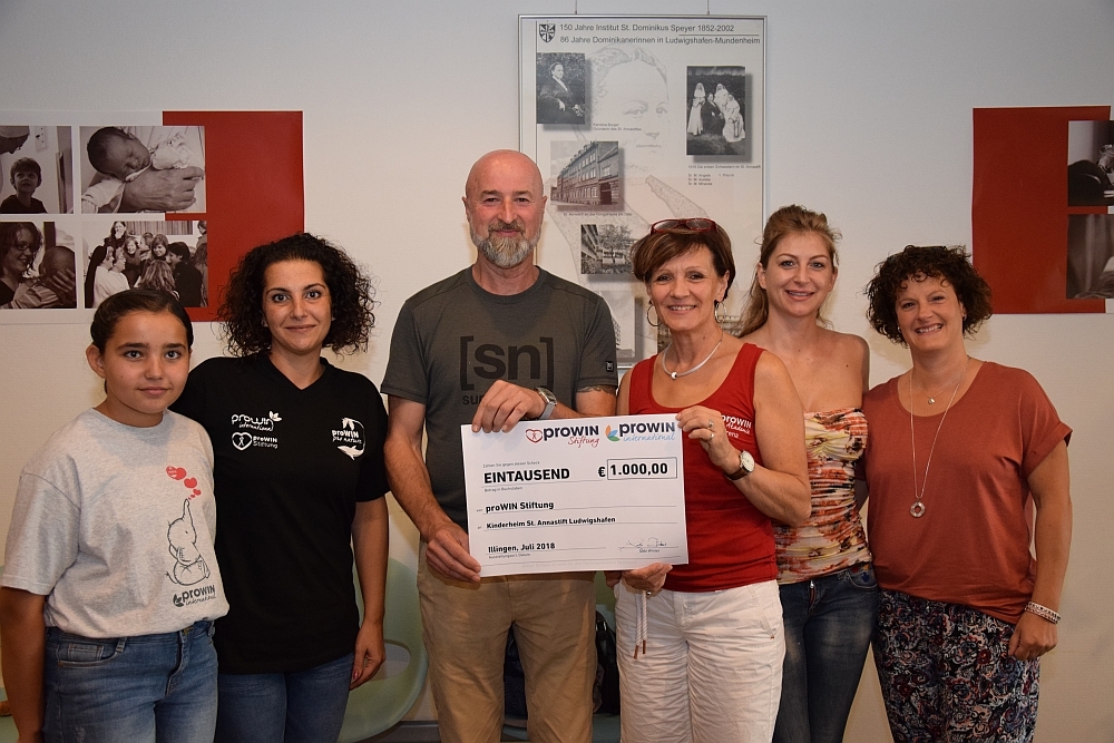 Spendenübergabe im Kinderheim St. Annastift: Ines Strickler, Michelle Scarciolla, Verena Brunnmüller, Michael Eberhart, Ücgül Sahin und Tochter Estel (von rechts)