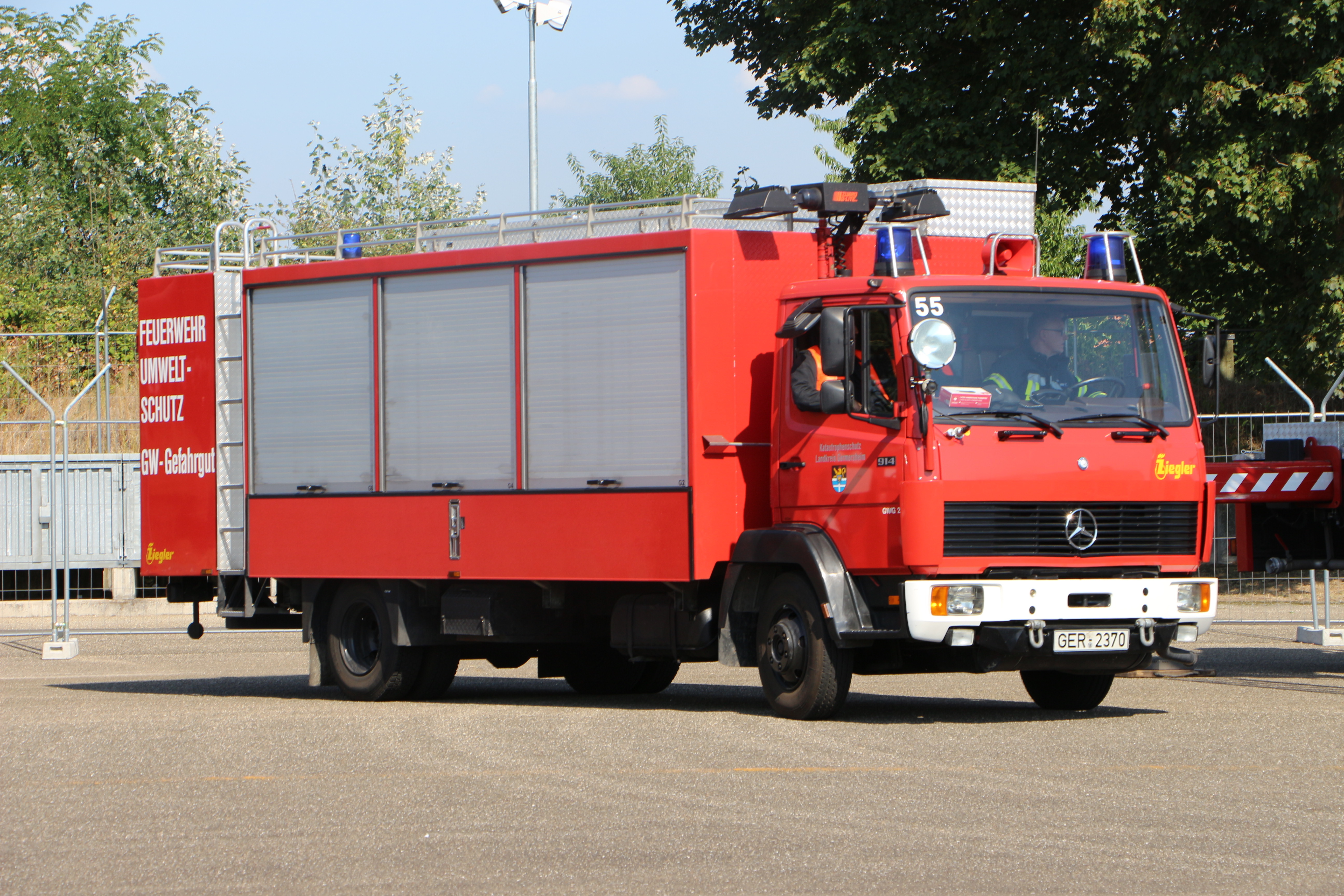 Die Feuerwehr hat das Feuer gelöscht und das Gelände großflächig nach möglichen weiteren Feuerbildungen abgesucht, da sich zum Grundstück gehörende Grasflächen teils entzündet hatten.