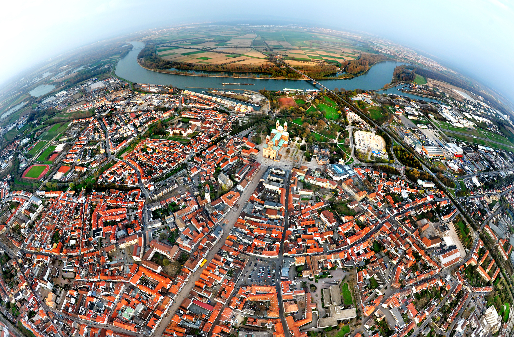 Gesucht wird ein prägnanter und ausdrucksstarker Slogan oder „Claim“, der die Vorteile der Einkaufsstadt und der touristischen Attraktivität von Speyer für Besucher und Kunden gleichermaßen hervorhebt.