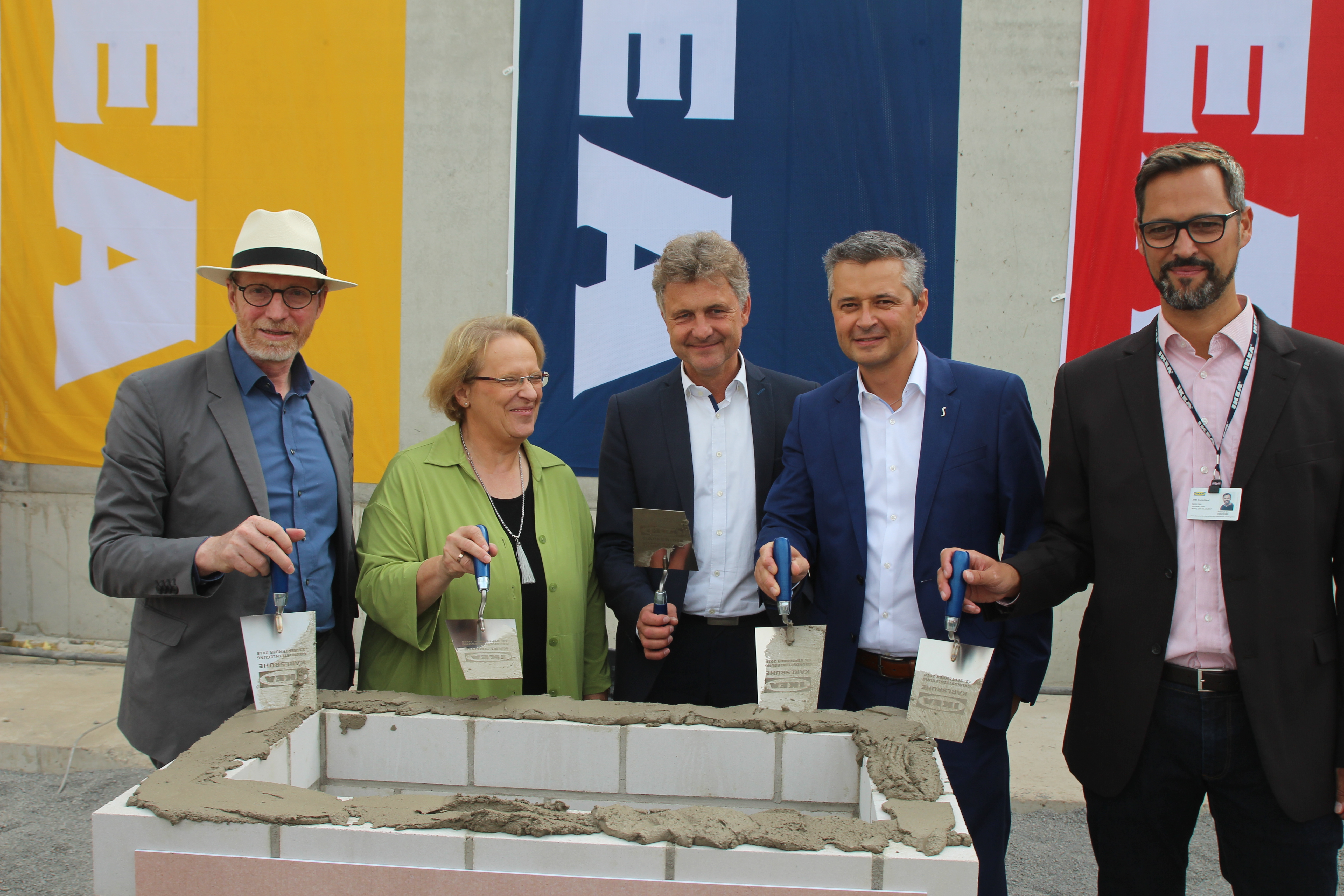 Pläne, Münzen und der aktuelle Katalog wurden stilecht in einem „Ikea“-Spaghettiglas als „Zeitkapsel“ in den Grundstein gelegt (v.l.): Gerd Hager vom Regionalverband, Regierungspräsidentin Nicolette Kressl, Oberbürgermeister Dr. Frank Mentrup, „Ikea“-Geschäftsführer Johannes Ferber und Sven Rau, stellvertretender „Ikea“-Geschäftsführer.